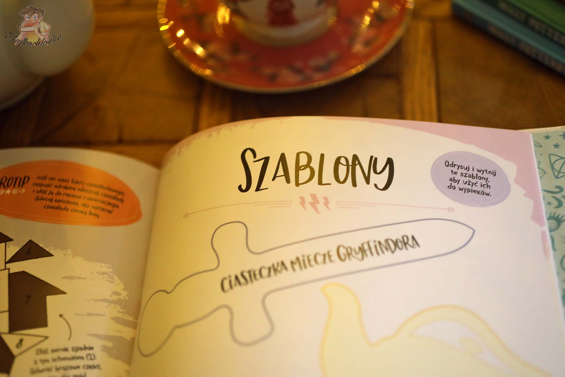 harry potter oficjalna ksiega magicznych wypiekow strona z szablonami ciasteczka miecze gryffindoru