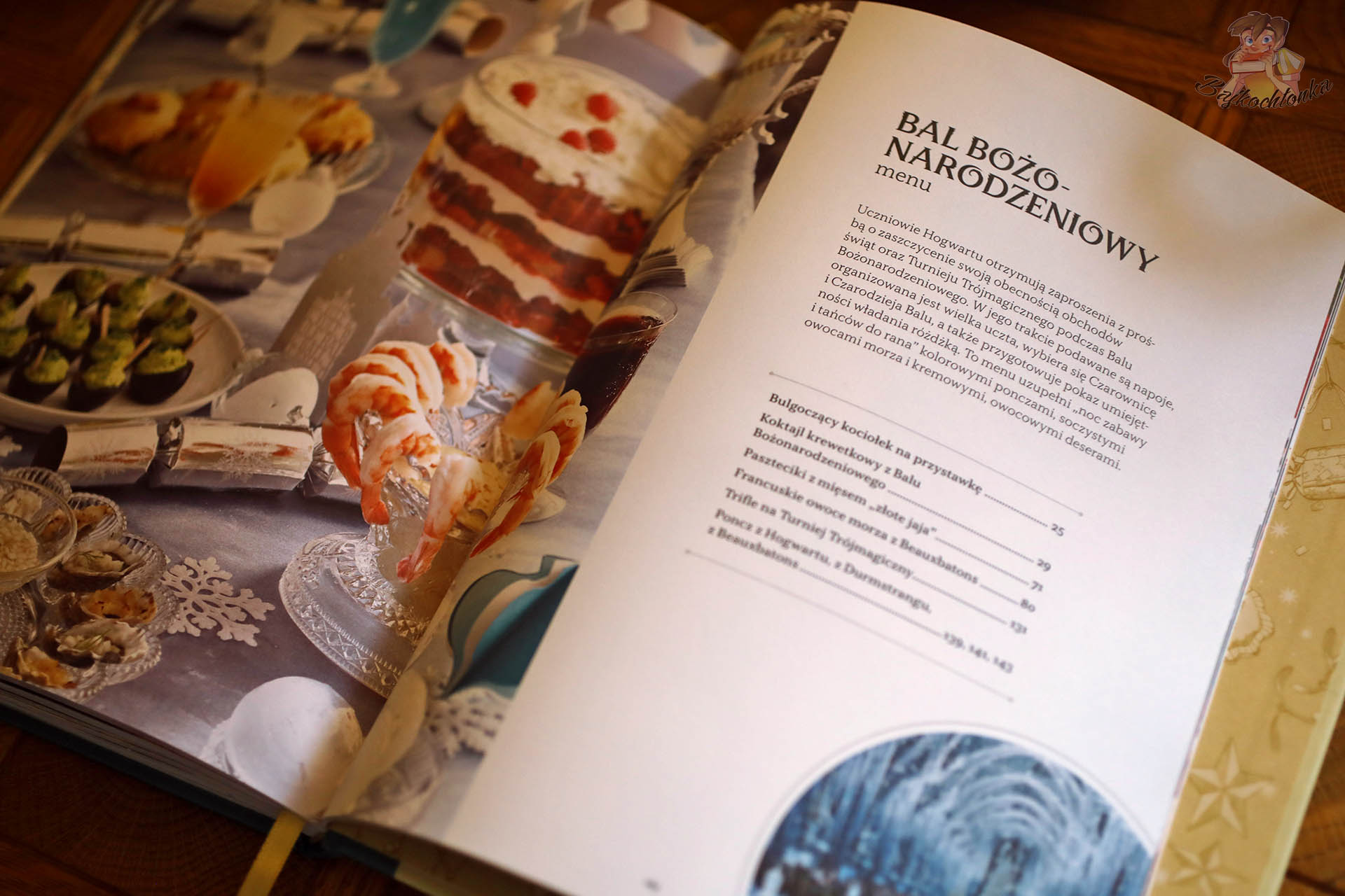 Rozłożona Harry Potter. Oficjalna świąteczna książka kucharska z rozdziałem „Bal Bożonarodzeniowy” i menu, obok zdjęcia eleganckiego stołu z przekąskami i deserami.