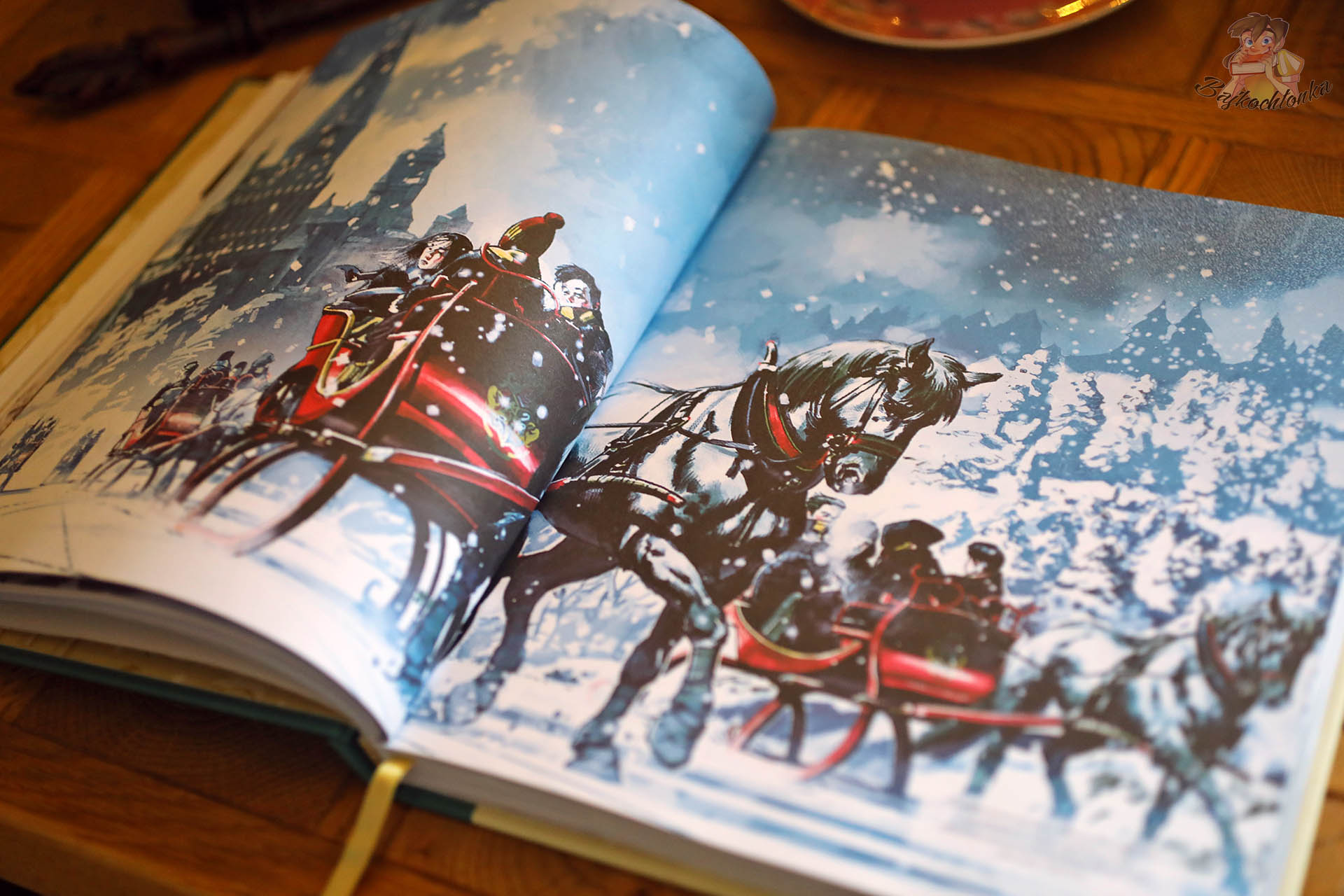 Pełnostronicowa ilustracja w Harry Potter. Oficjalna świąteczna książka kucharska przedstawiająca konie ciągnące sanie z uczniami w śnieżnym krajobrazie, z zamkiem Hogwart w tle.