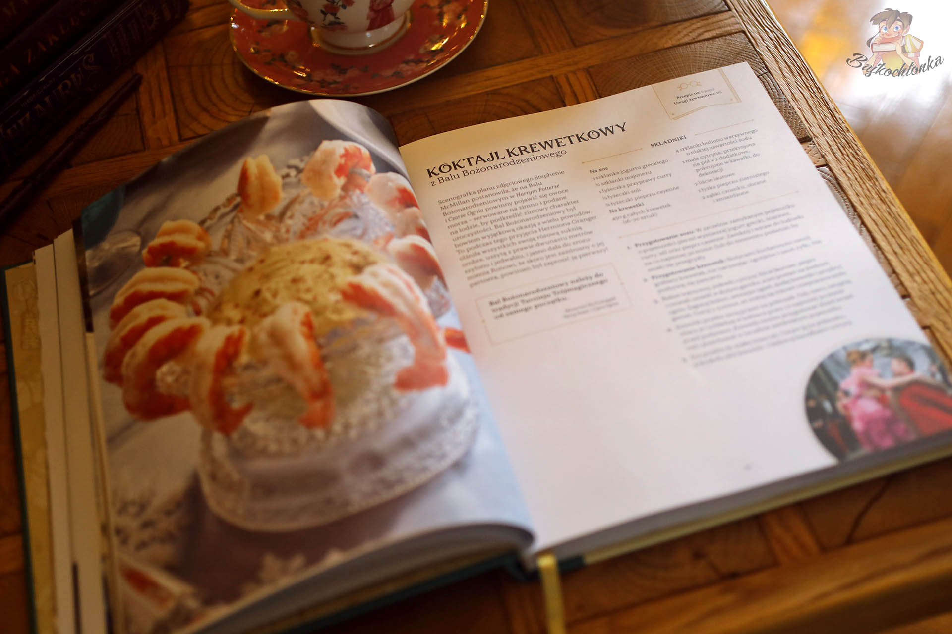 Otwarta Harry Potter. Oficjalna świąteczna książka kucharska z przepisem na koktajl krewetkowy z Balu Bożonarodzeniowego oraz dużym zdjęciem kryształowej misy udekorowanej krewetkami.