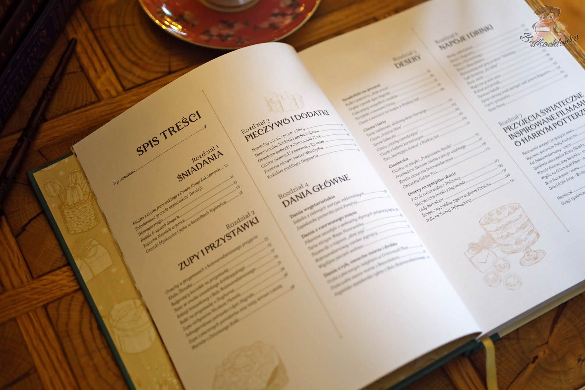 Strona ze spisem treści w Harry Potter. Oficjalna świąteczna książka kucharska z wyszczególnionymi rozdziałami: śniadania, zupy i przystawki, pieczywo i dodatki, dania główne, desery, napoje oraz przyjęcia świąteczne.