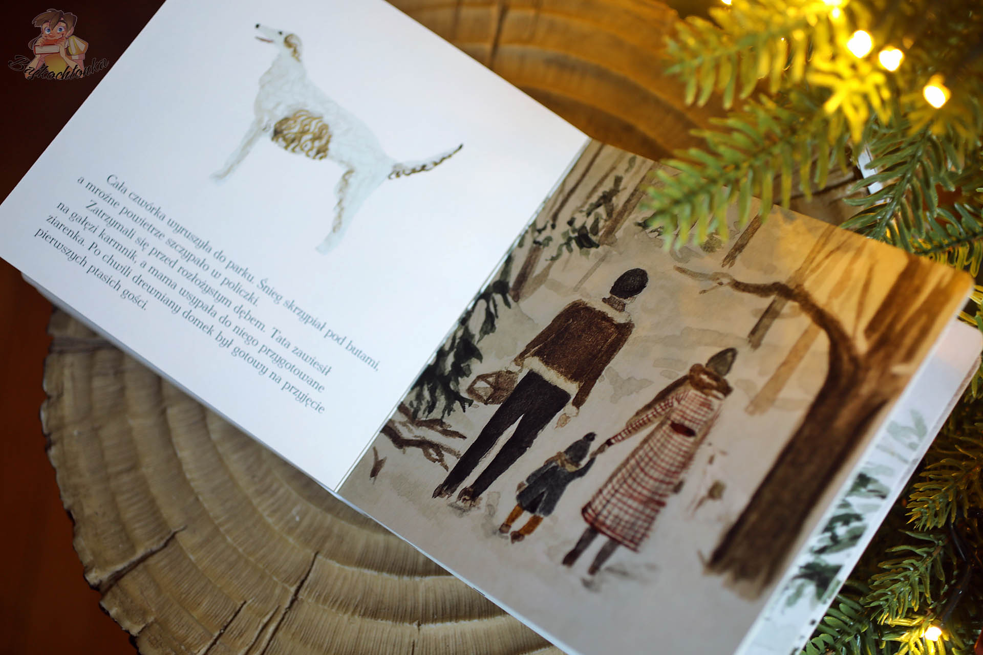 Ilustracja rodziny podczas zimowego spaceru w kartonowej książce Kalinka poznaje miesiące. Cudny styczeńIlustracja rodziny podczas zimowego spaceru w kartonowej książce Kalinka poznaje miesiące. Cudny styczeń