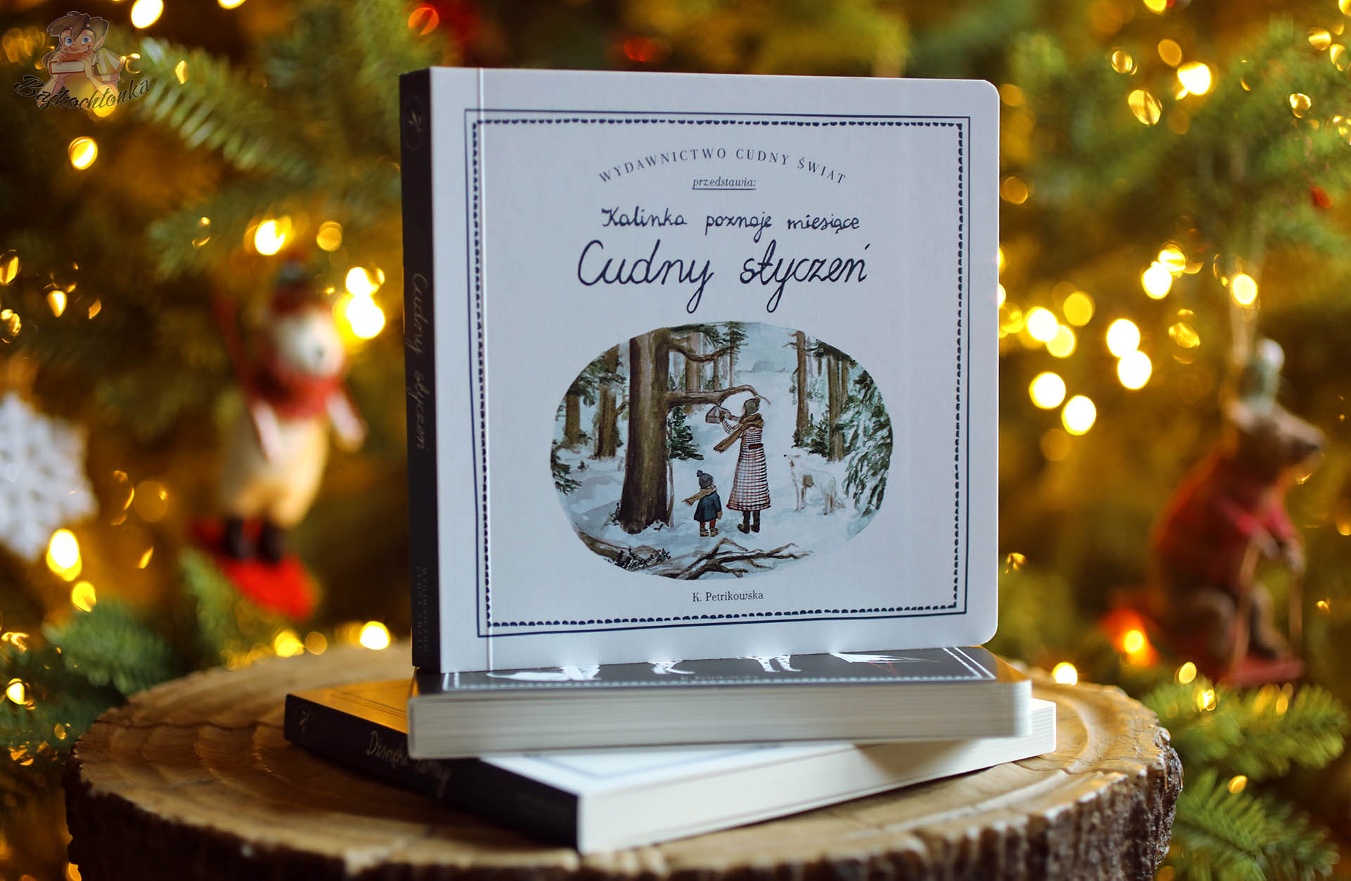 Okładka książki Kalinka poznaje miesiące. Cudny styczeń wydawnictwa Cudny Świat w zimowej, świątecznej aranżacjiOkładka książki Kalinka poznaje miesiące. Cudny styczeń wydawnictwa Cudny Świat w zimowej, świątecznej aranżacji