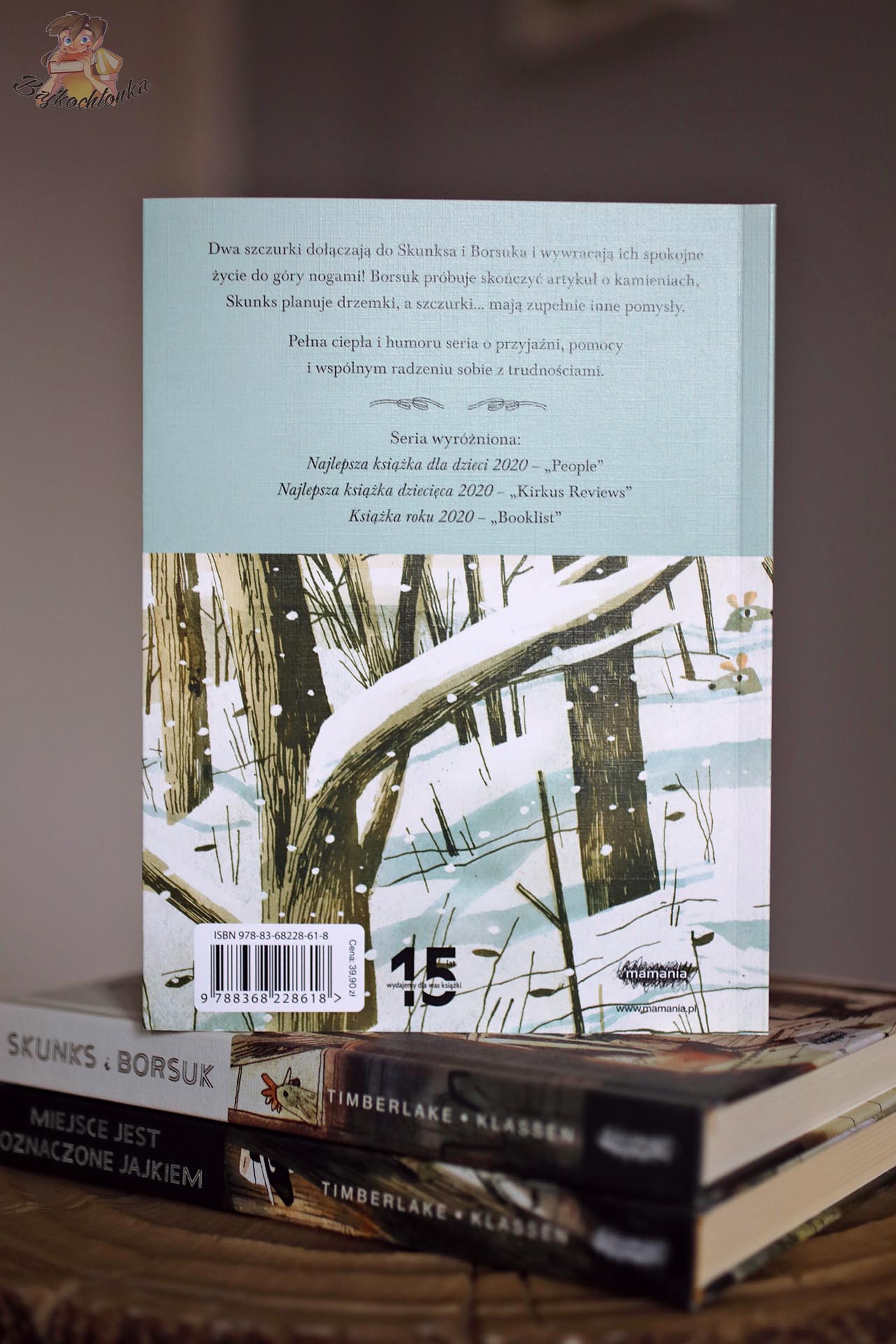 Tył okładki książki Kamień, papier, gryzonie z opisem fabuły i wyróżnieniami serii