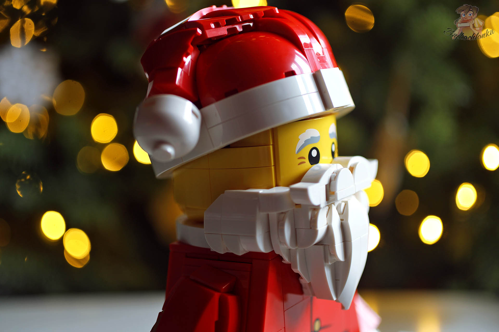 Zbliżenie na czapkę i brodę powiększonej minifigurki Świętego Mikołaja LEGO 40820