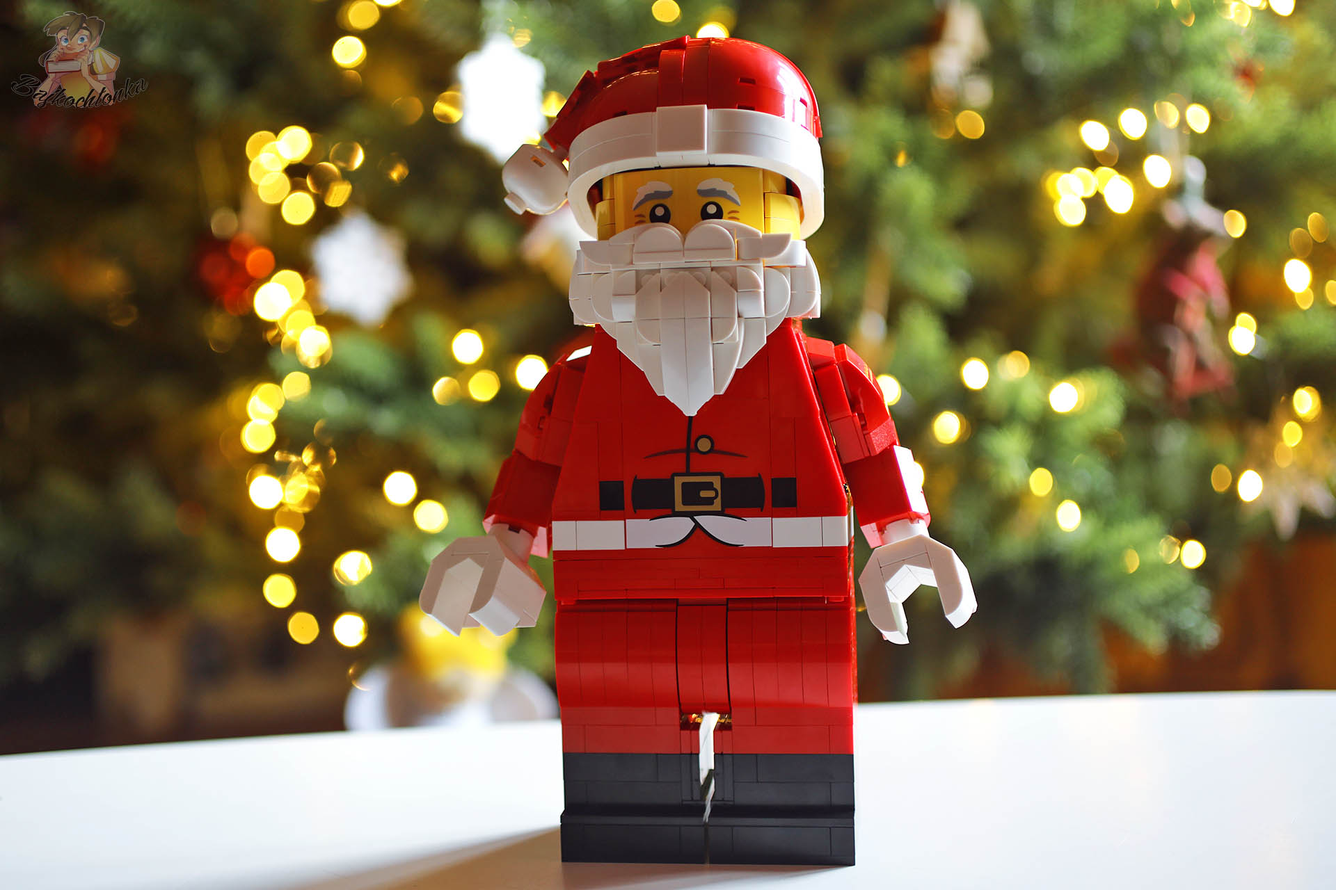 Powiększona minifigurka Świętego Mikołaja LEGO 40820 sfotografowana od przodu