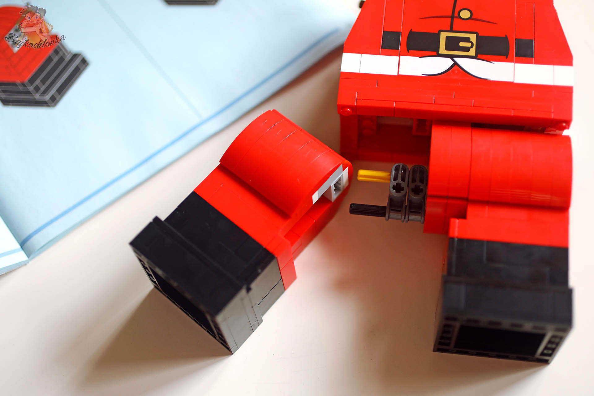 Ruchoma noga powiększonej minifigurki Świętego Mikołaja LEGO 40820 – zbliżenie na konstrukcję zawiasów