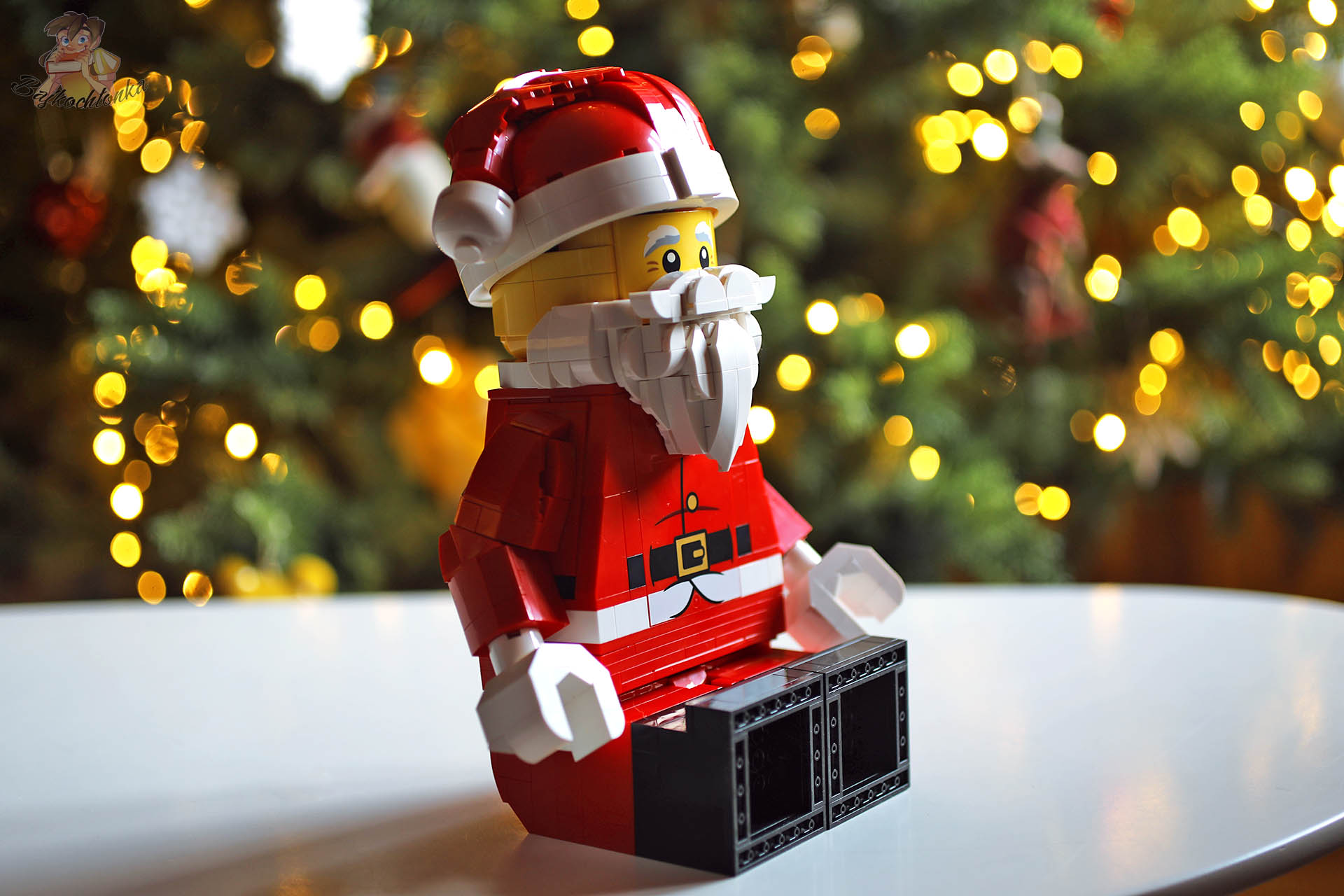 Powiększona minifigurka Świętego Mikołaja LEGO 40820 siedząca jak świąteczna dekoracja