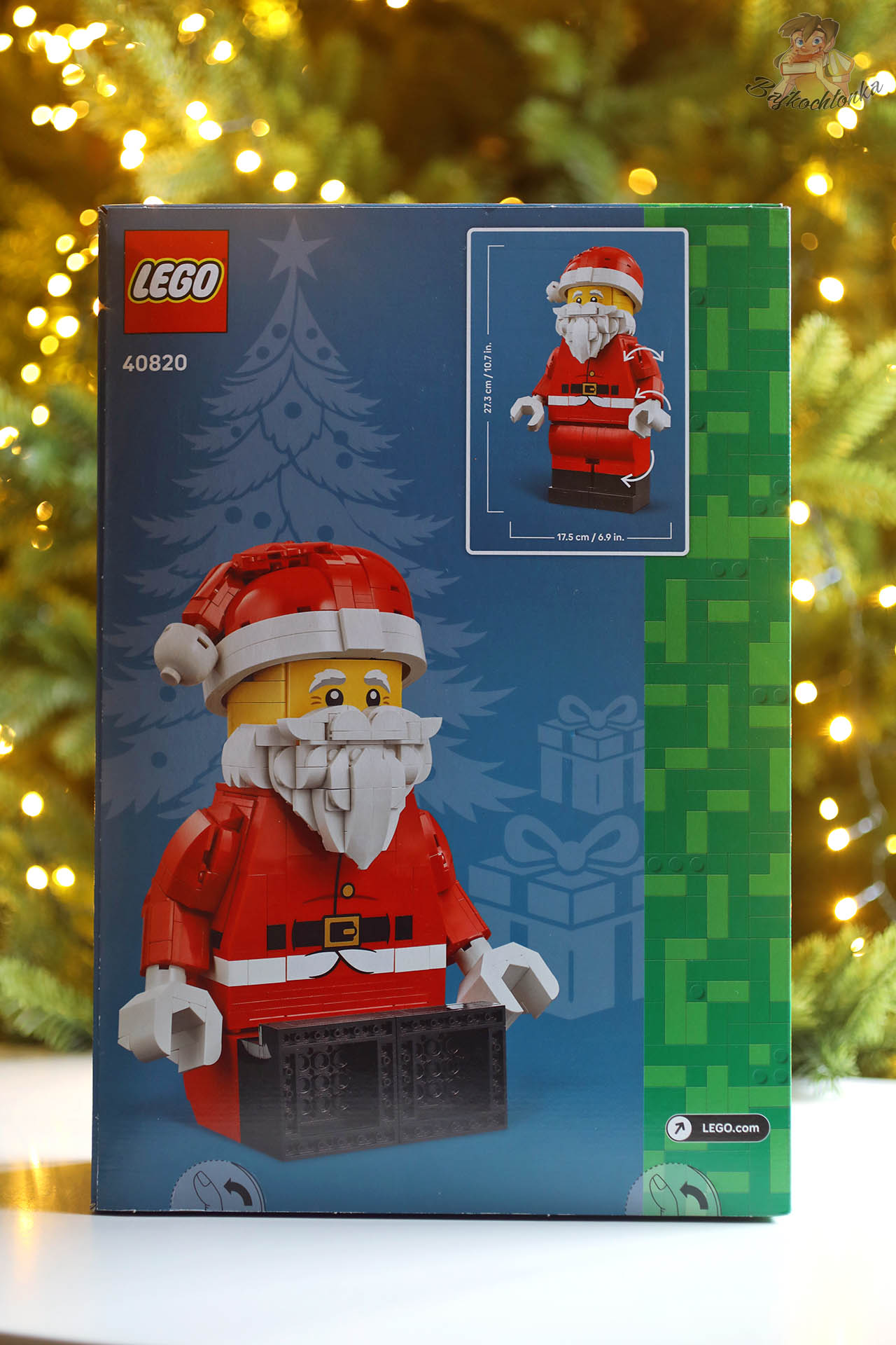 Tył pudełka LEGO 40820 z grafiką powiększonej minifigurki Świętego Mikołaja i wymiarami modelu