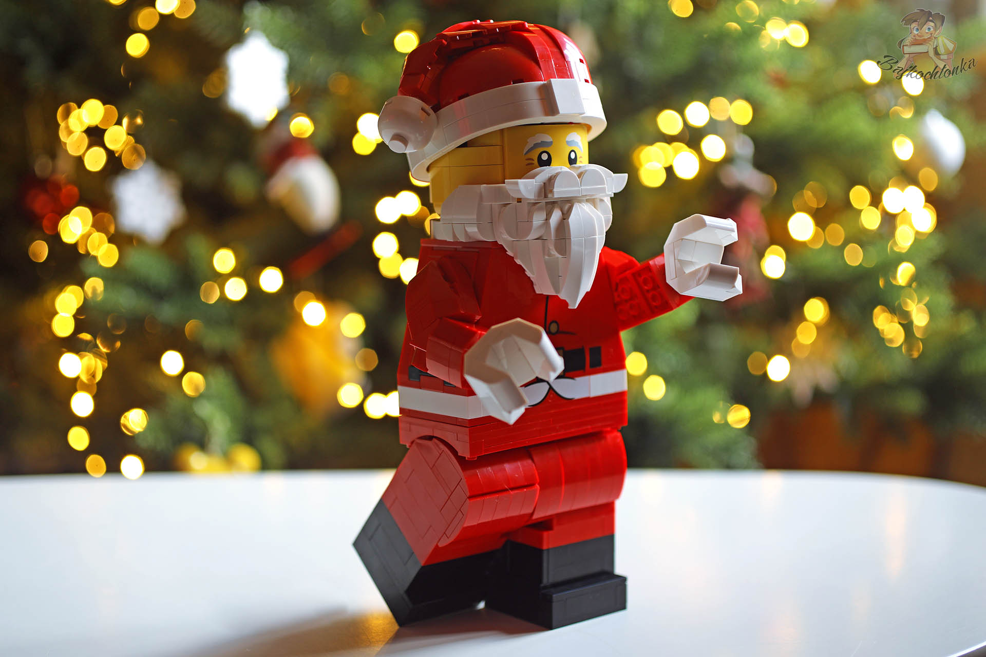 LEGO 40820 duża minifigurka Świętego Mikołaja ustawiona w dynamicznej, kroczącej pozie