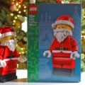Zbudowana powiększona minifigurka Świętego Mikołaja LEGO 40820 stojąca obok pudełka zestawu