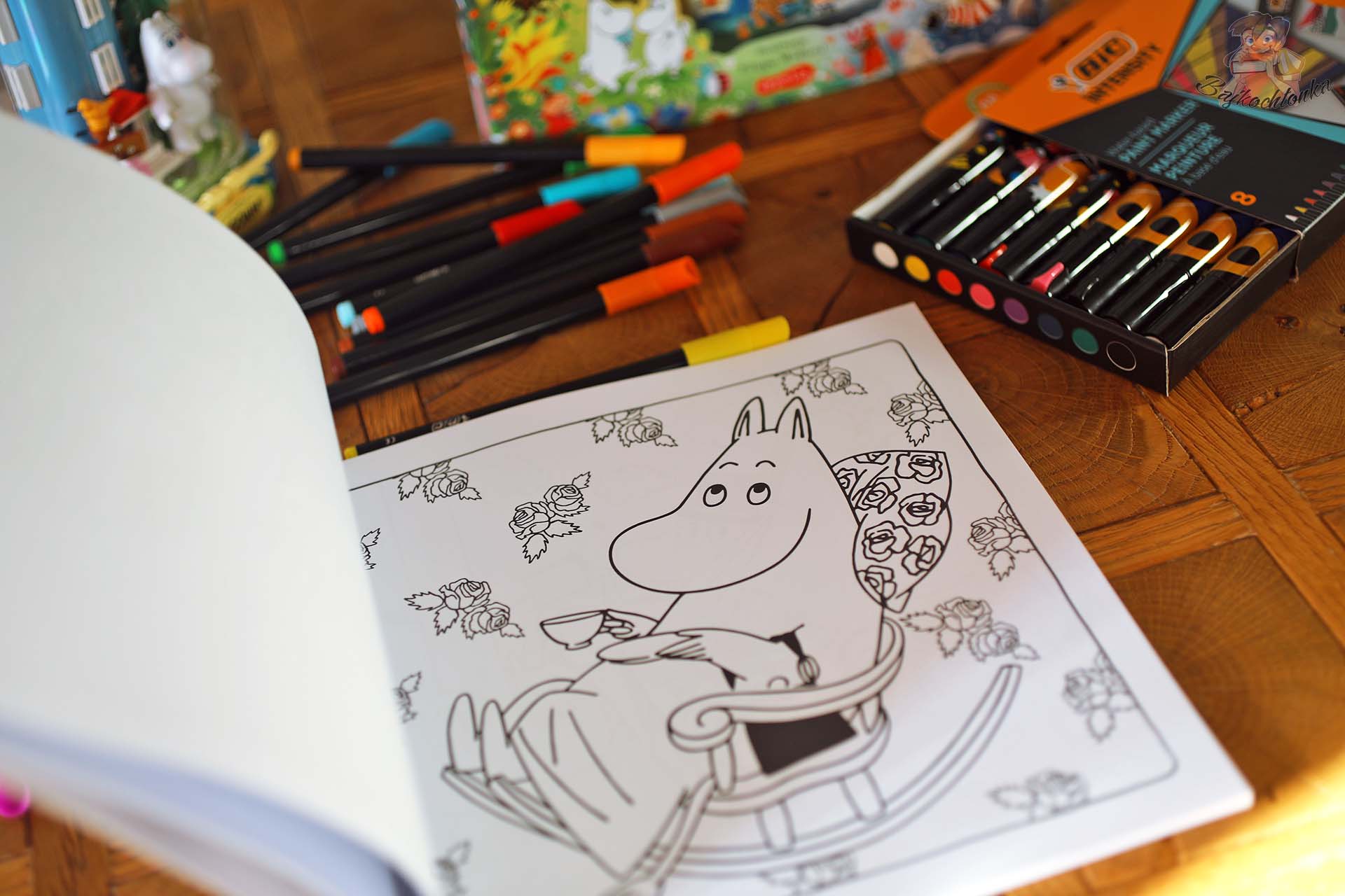 muminki mile chwile kolorowanka mama muminka z kubkiem na fotelu