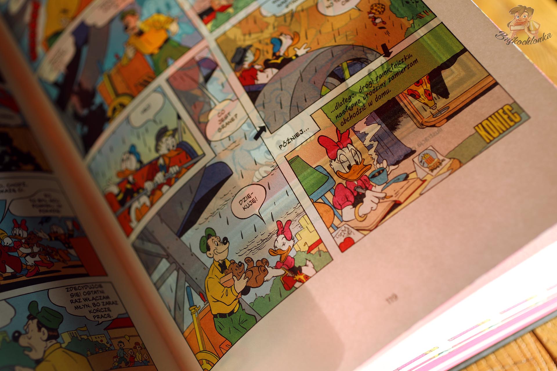 Plansza z komiksu „Nasza urocza Daisy” – Daisy przy biurku i finał historii (Egmont)