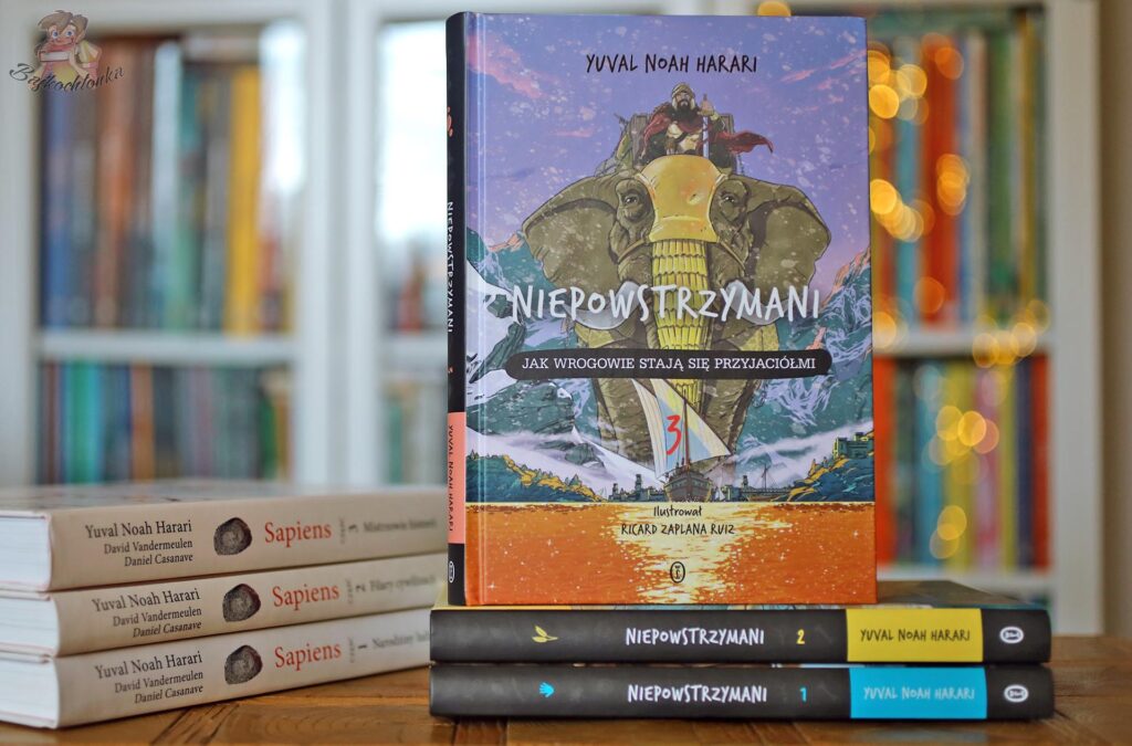 Okładka książki Niepowstrzymani 3. Jak wrogowie stają się przyjaciółmi Yuvala Noaha Harariego na tle półek z książkami