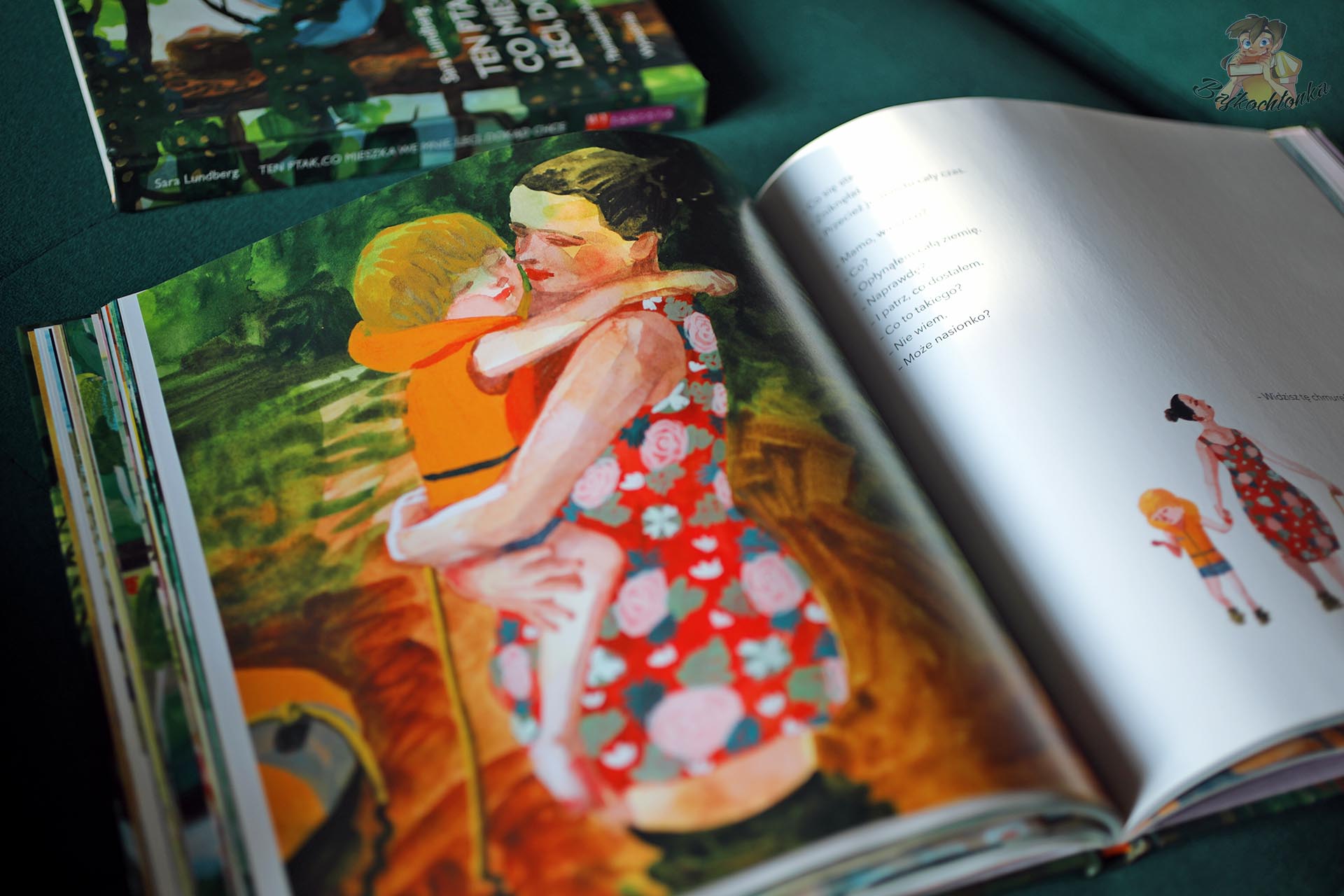 Przytulenie matki i dziecka w książce Nikt, tylko ja Sary Lundberg – bezpieczna więź i gotowość do samodzielności