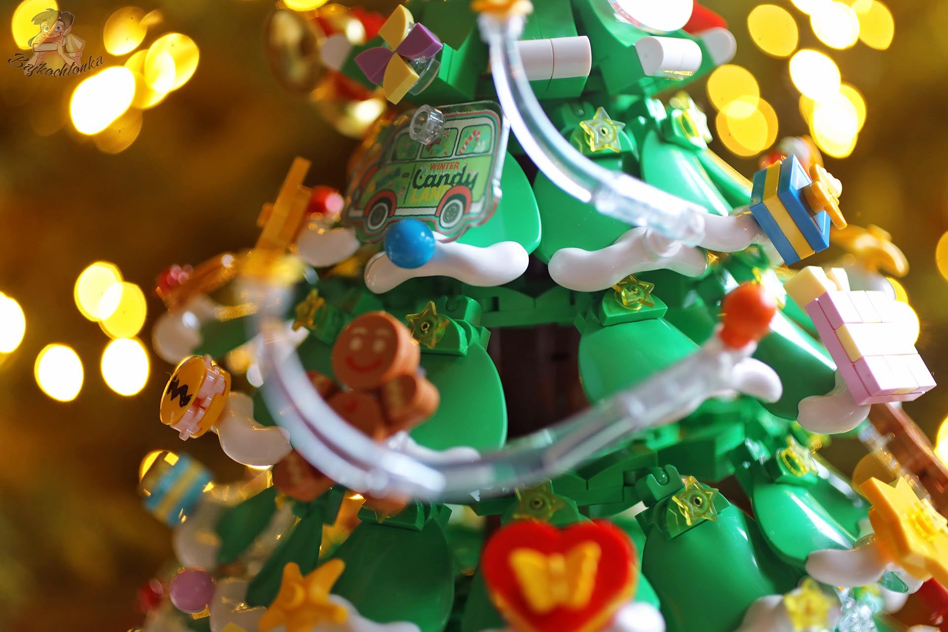 Zbliżenie na ozdoby choinki Pantasy Peanuts Christmas Tree 86909, z widocznymi prezentami, gwiazdkami i zimowymi dekoracjami.