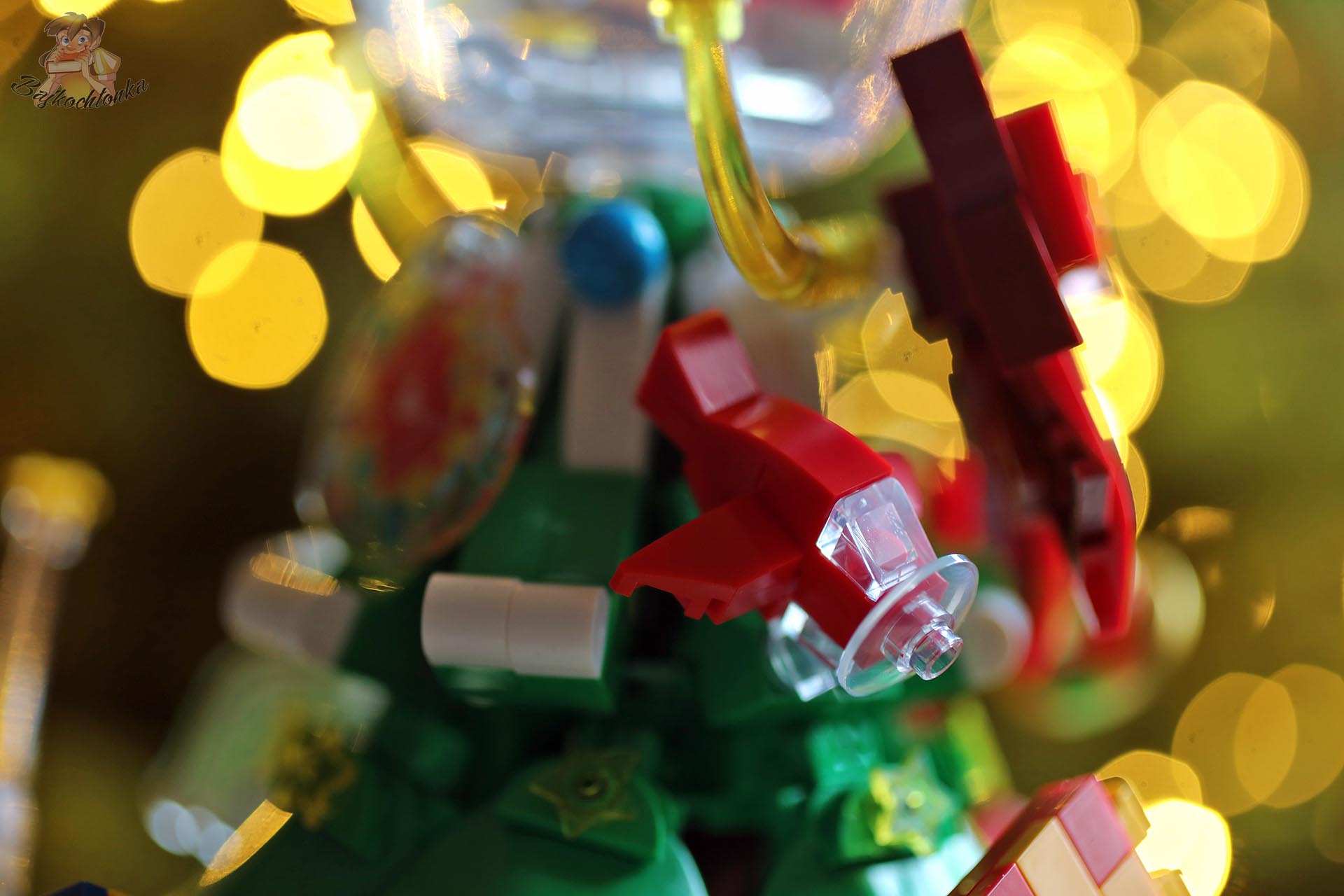 Miniaturowy czerwony samolot będący jedną z ruchomych ozdób zestawu Pantasy Peanuts Christmas Tree 86909.