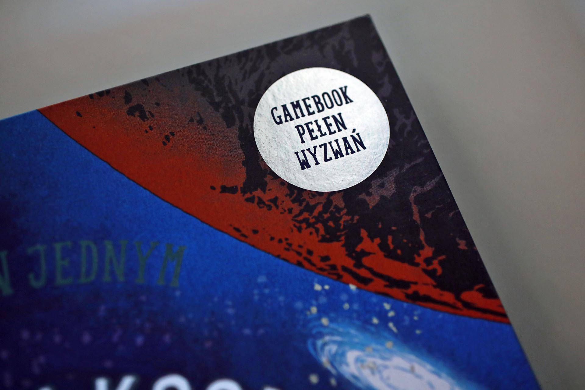 Gamebook pełen wyzwań – oznaczenie serii Przetrwać w kosmosie