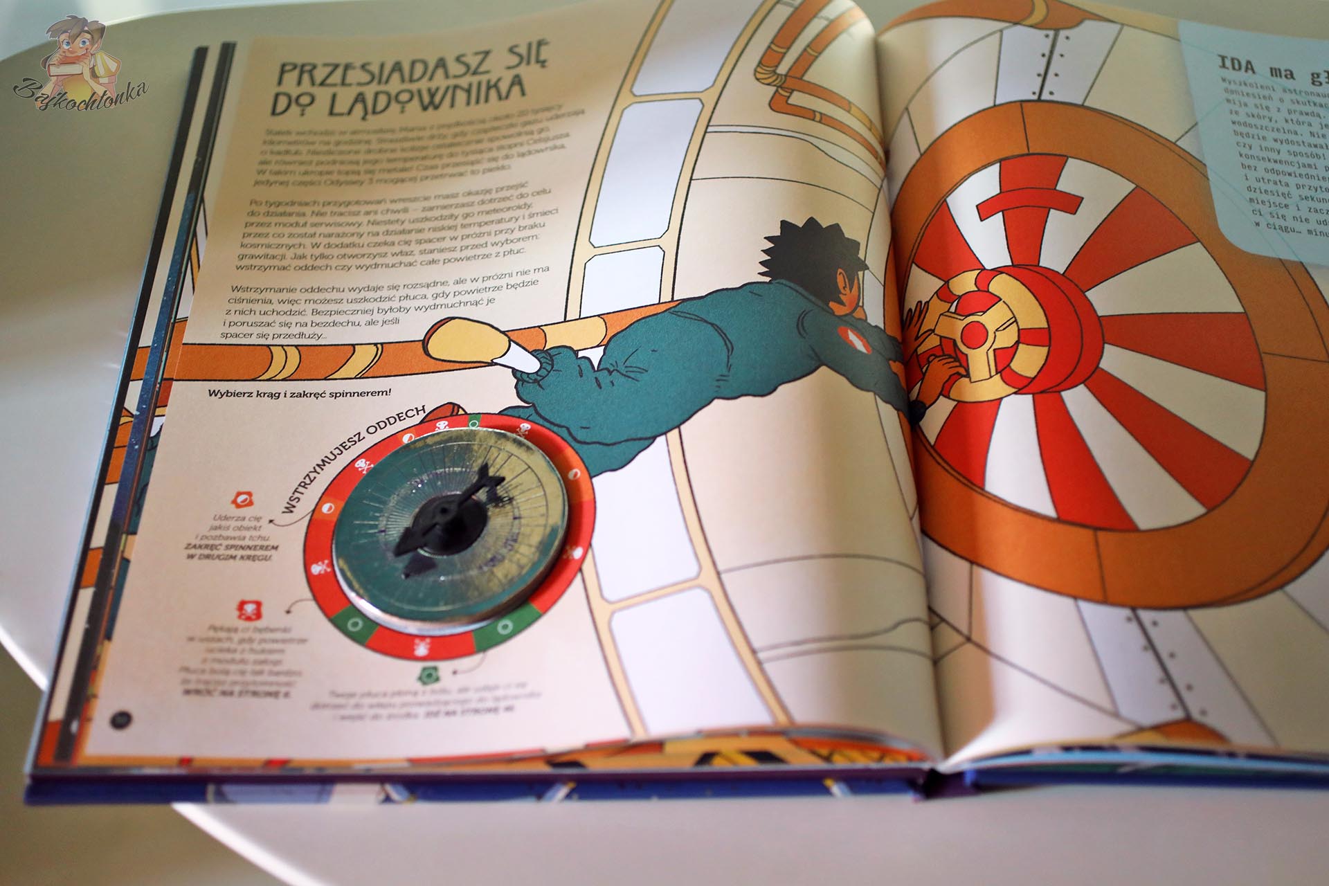 Rozkładówka książki Przetrwać w kosmosie – przesiadka do lądownika i decyzja gracza