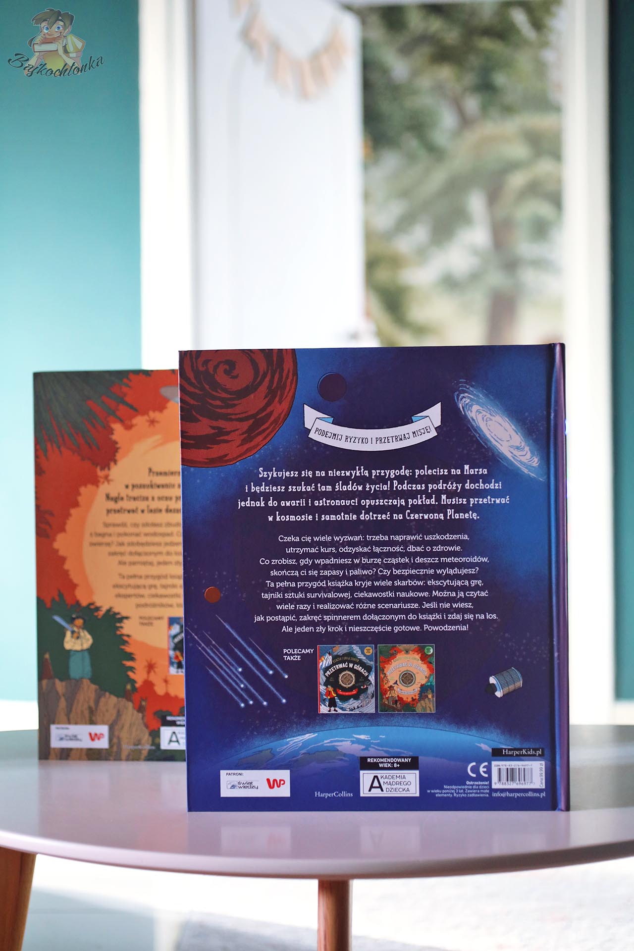 Tył okładki książki Przetrwać w kosmosie – opis fabuły i mechaniki gry