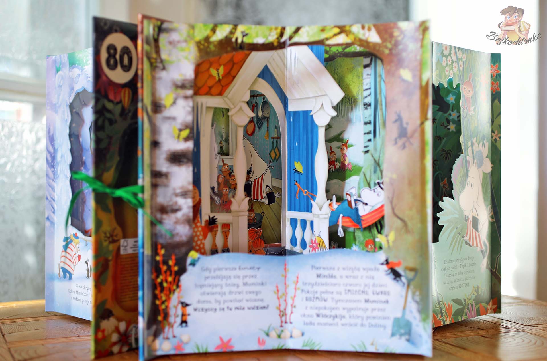 rok w dolinie muminkow karuzela popup cztery pory roku scena na werandzie