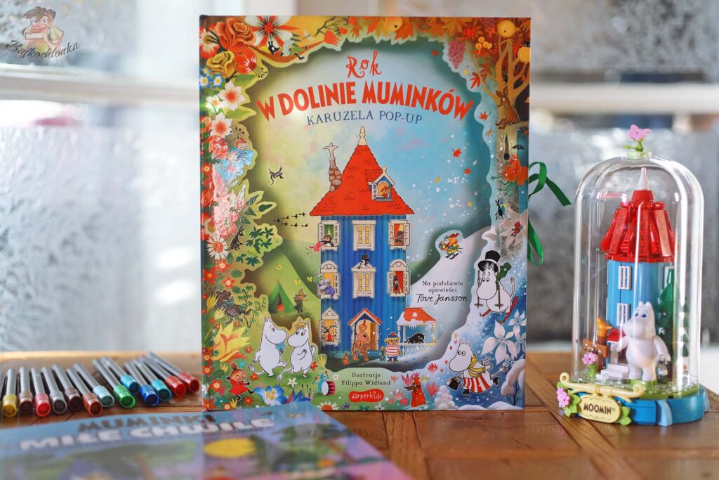 rok w dolinie muminkow karuzela popup okladka ksiazki harperkids