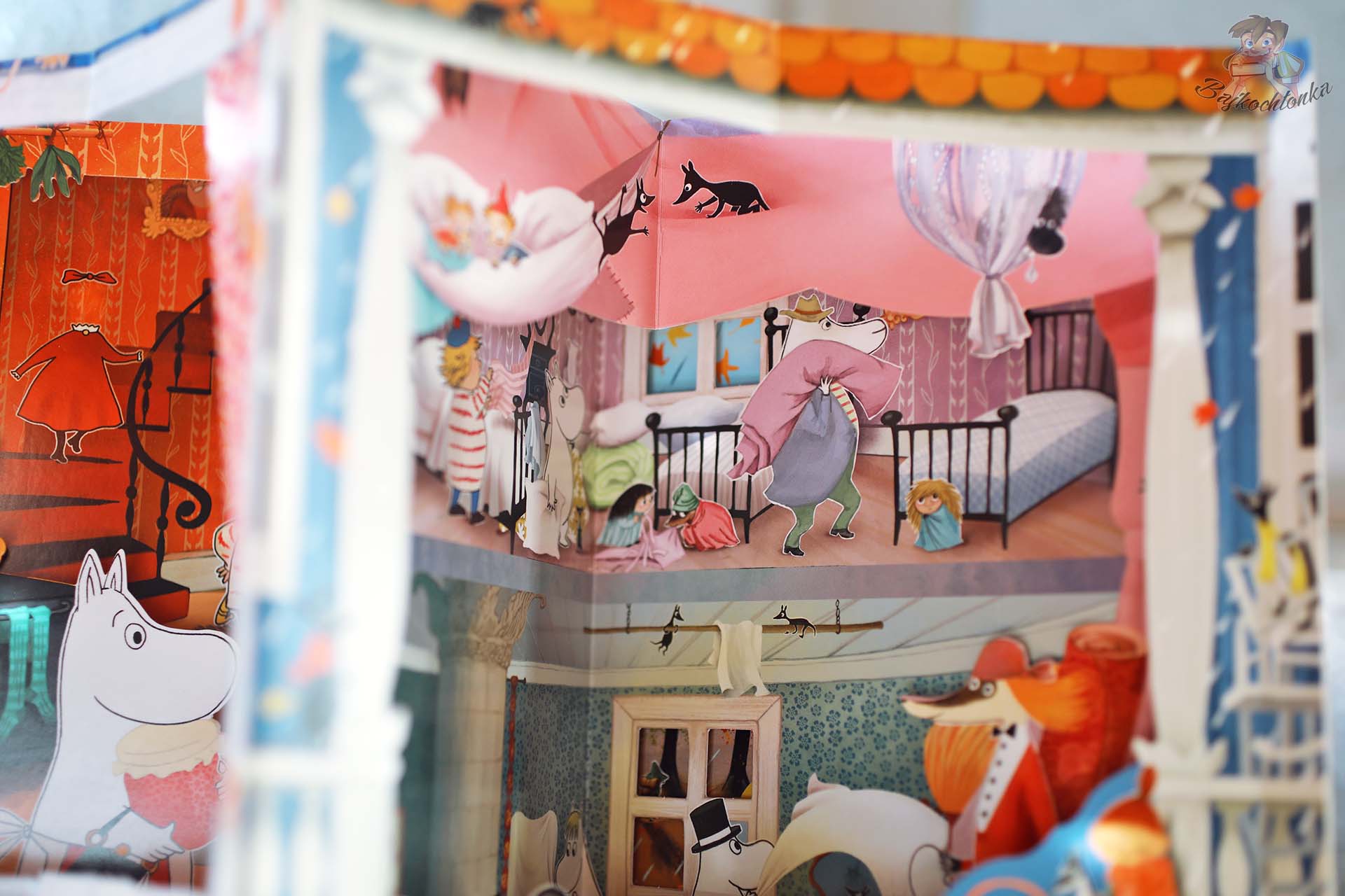 rok w dolinie muminkow karuzela popup scena w sypialni muminkow