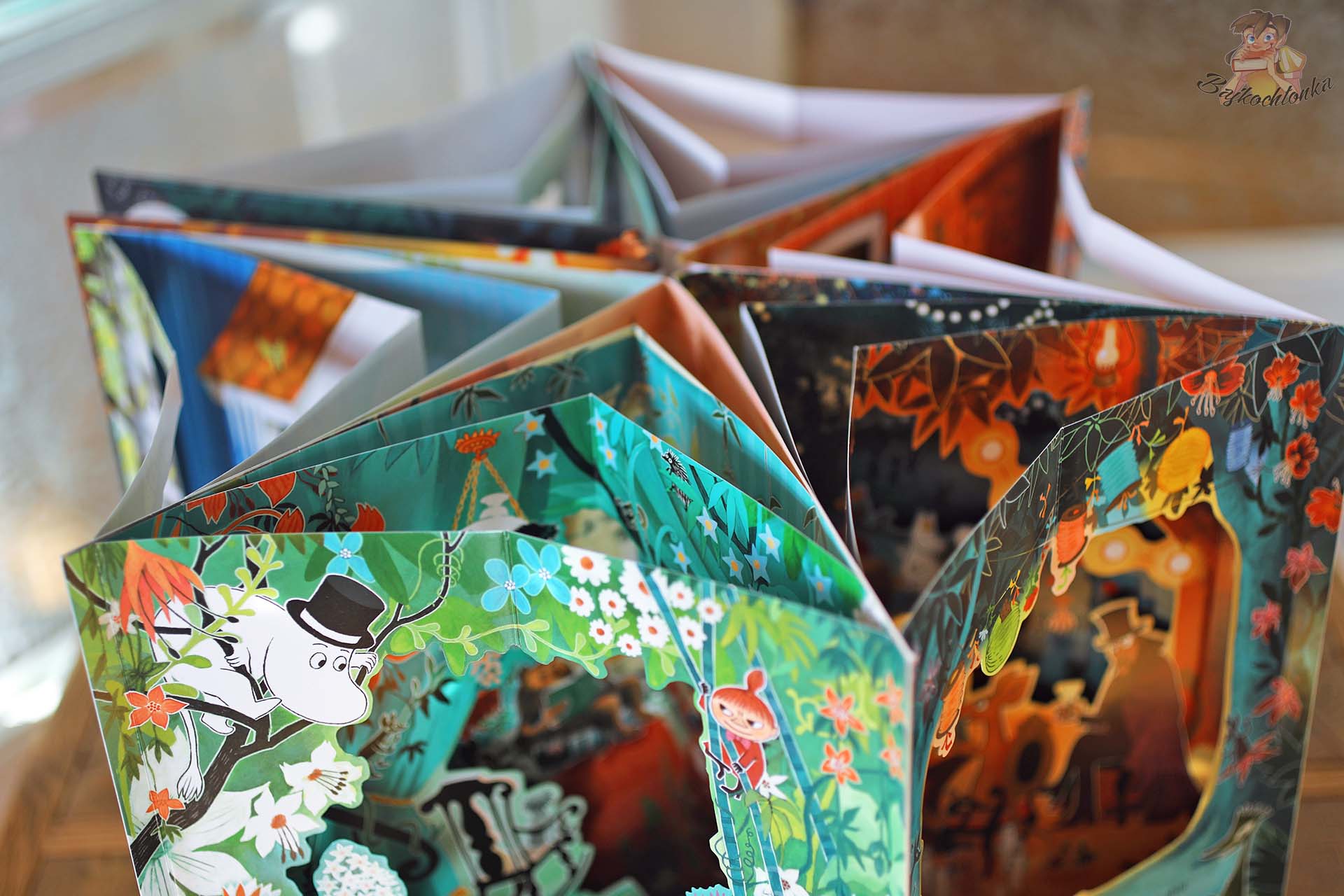 rok w dolinie muminkow karuzela popup widok z gory na rozlozona ksiazke