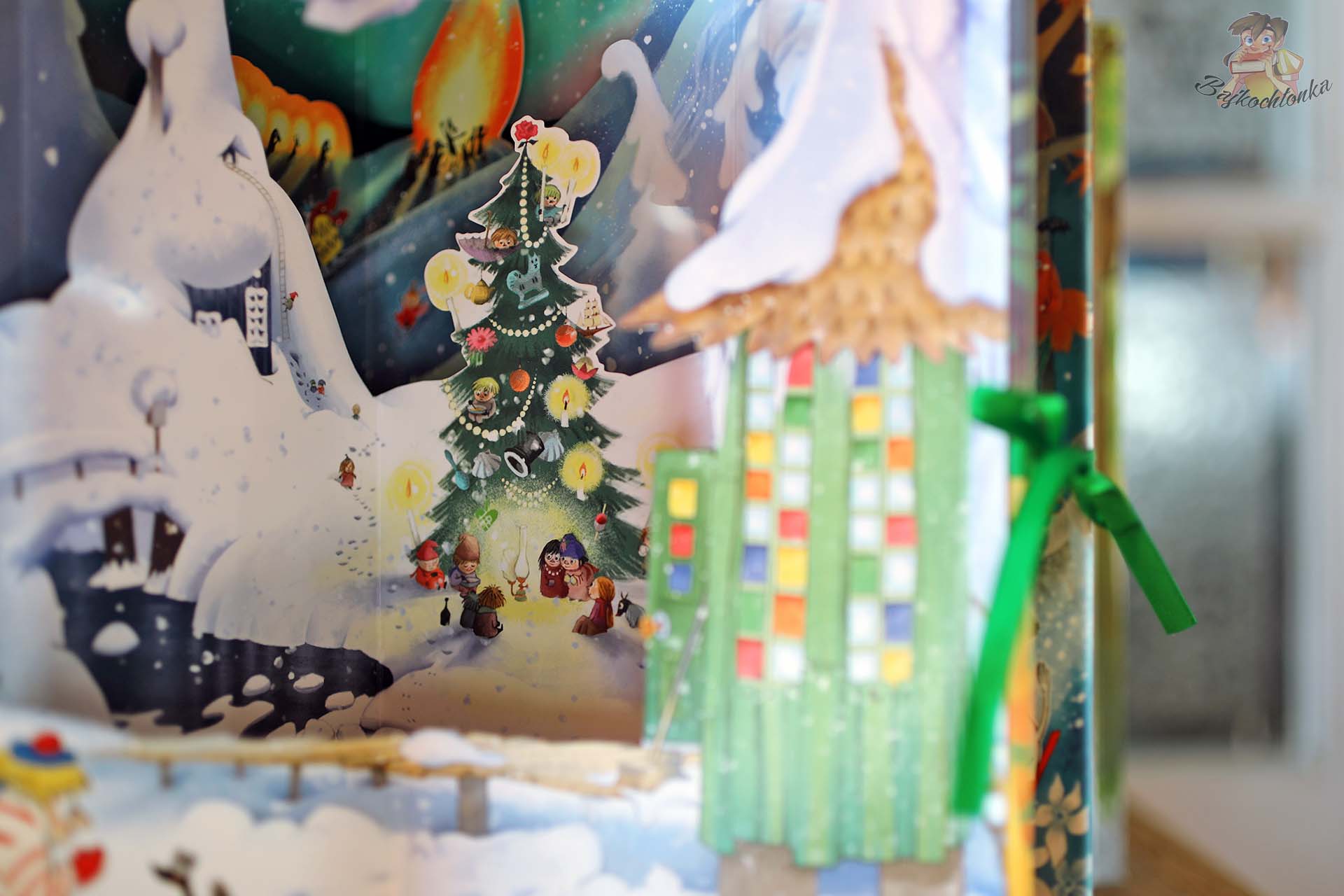 rok w dolinie muminkow karuzela popup zimowa scena choinka i swiatla