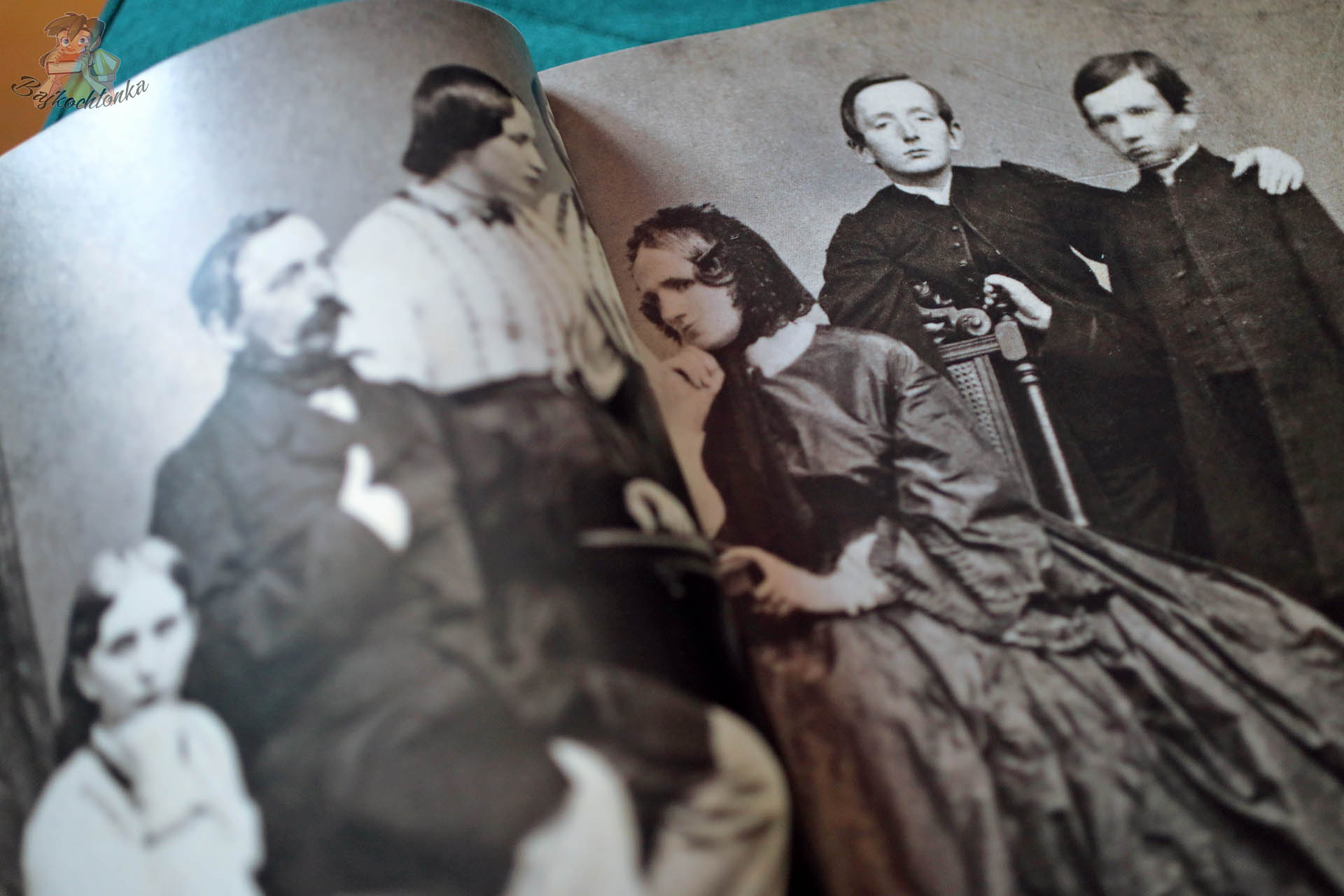 Archiwalne rodzinne zdjęcie w książce „Szparagi solić, krety gubić” – część narracyjna