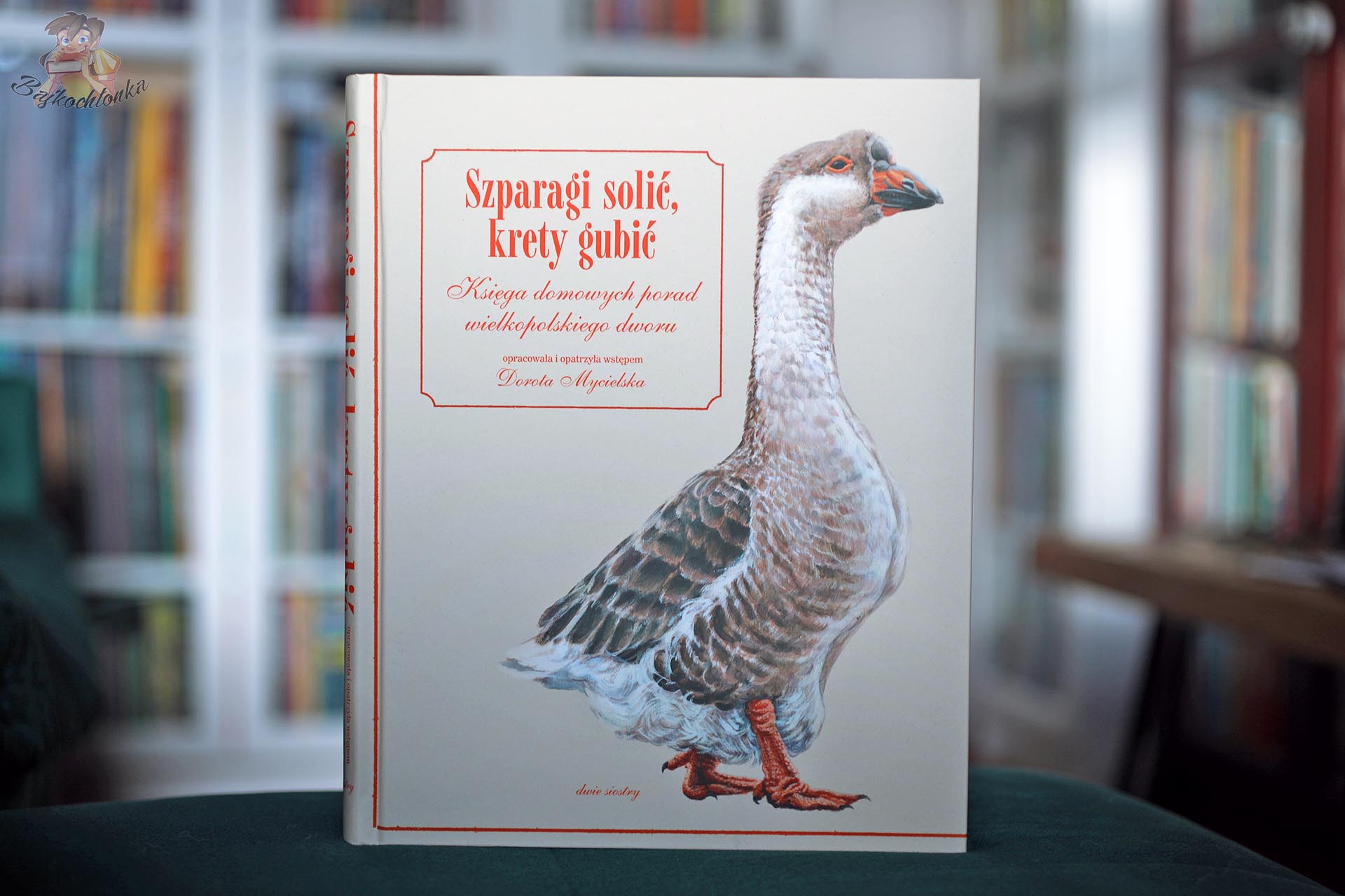 Okładka książki „Szparagi solić, krety gubić” wydawnictwa Dwie Siostry – gęś na jasnym tle