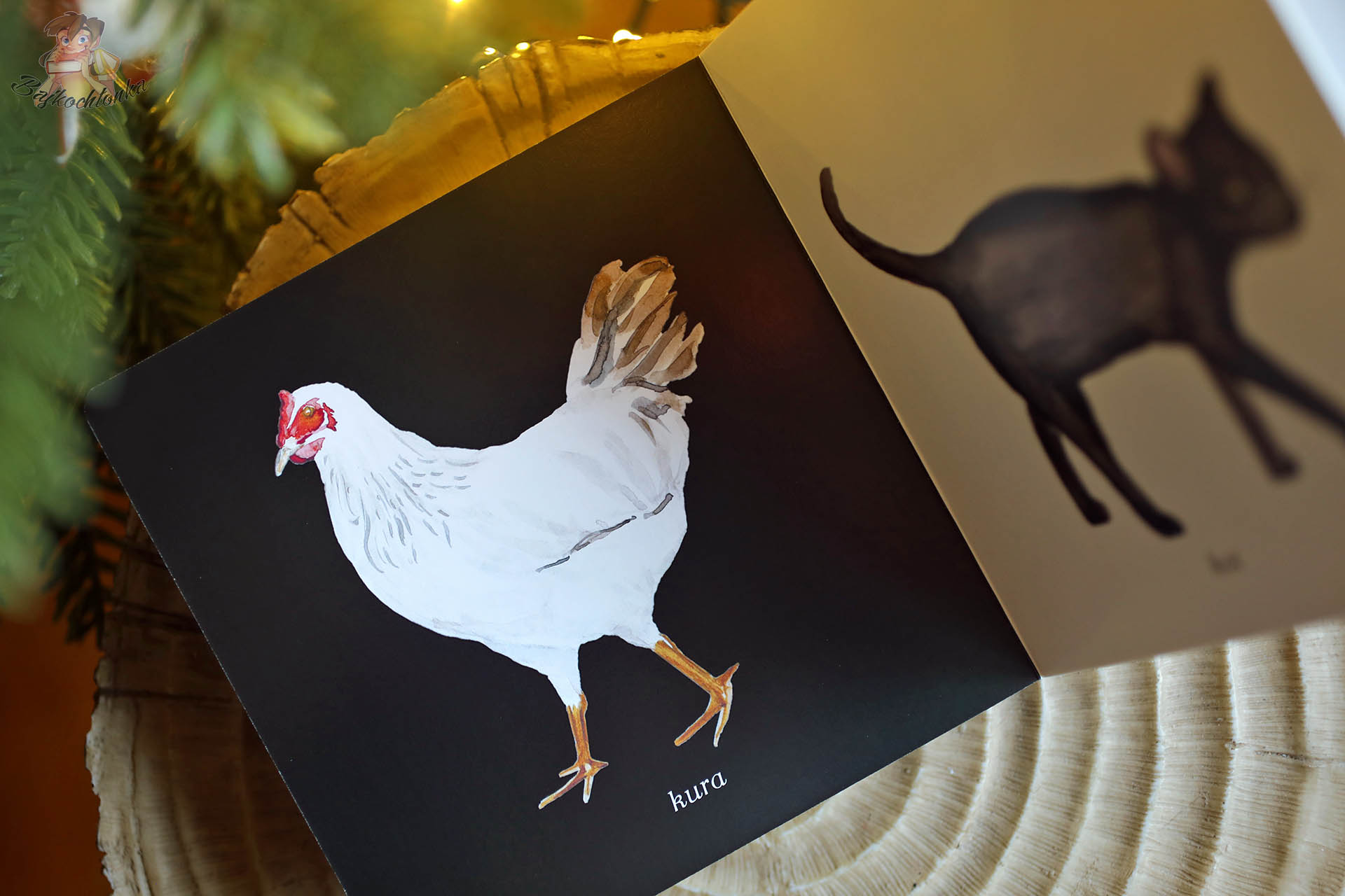 Ilustracja kury w kartonowej książce Zwierzątka dla małych dzieci
