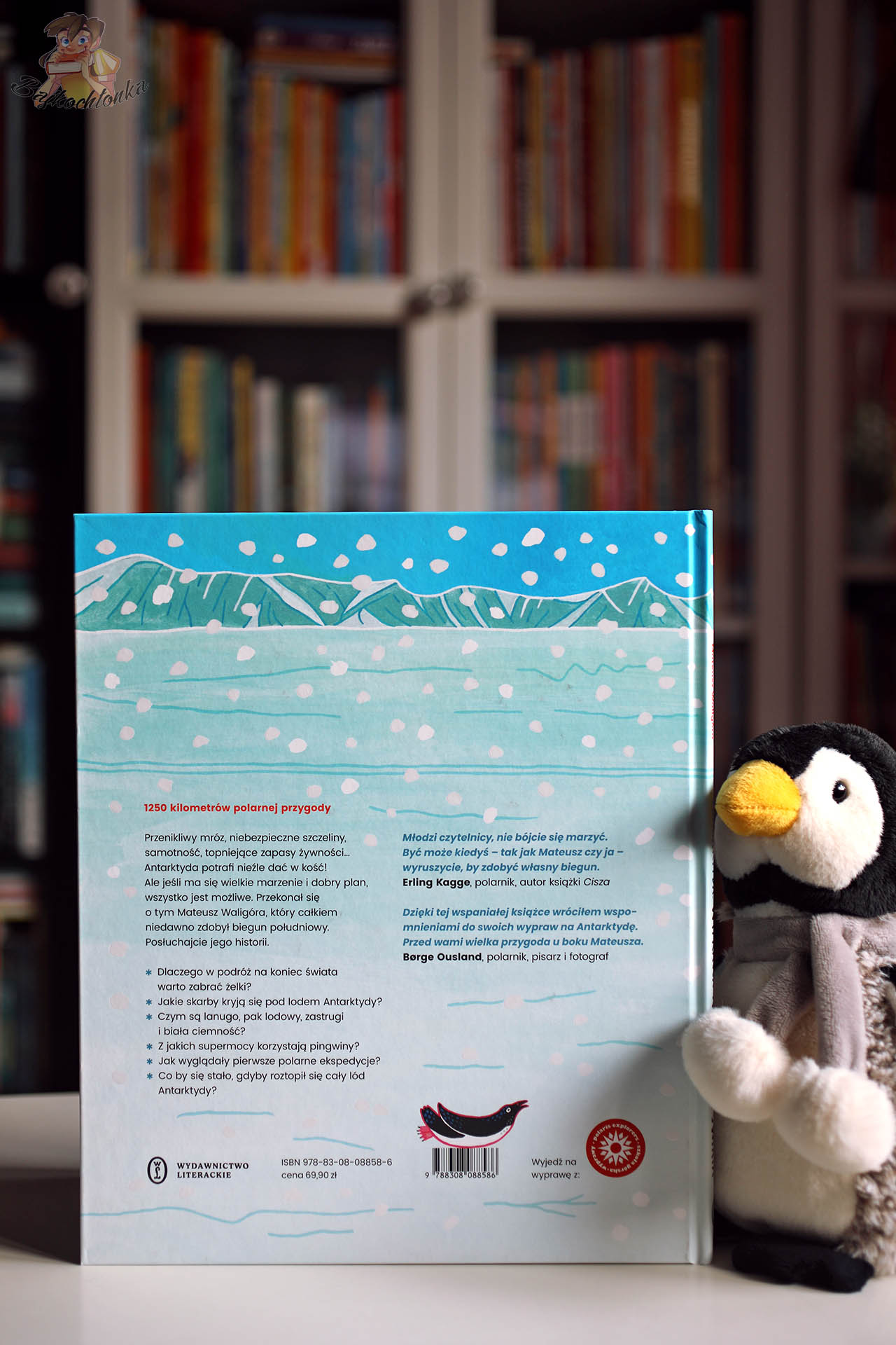 Tył okładki książki Antarktyda. Wyprawa na kraniec świata – opis wyprawy Mateusza Waligóry na biegun południowy