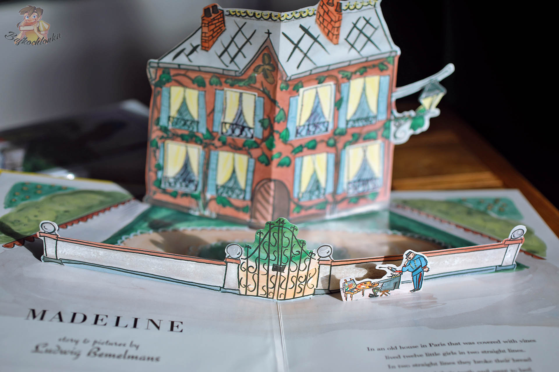 Dom Madeline i internat Miss Clavel w książce Madeline. A Pop-Up Book