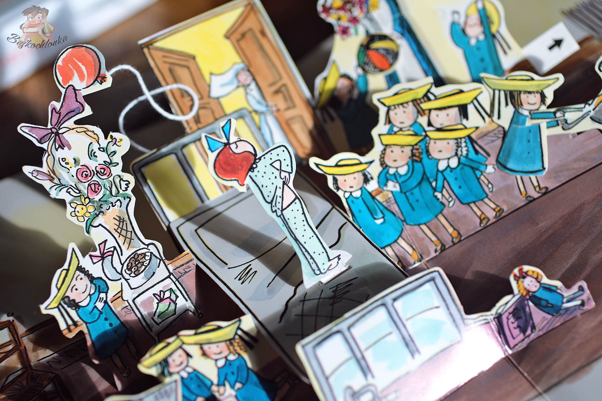 Madeline i dziewczynki w szpitalu w książce Madeline. A Pop-Up BookMadeline i dziewczynki w szpitalu w książce Madeline. A Pop-Up Book