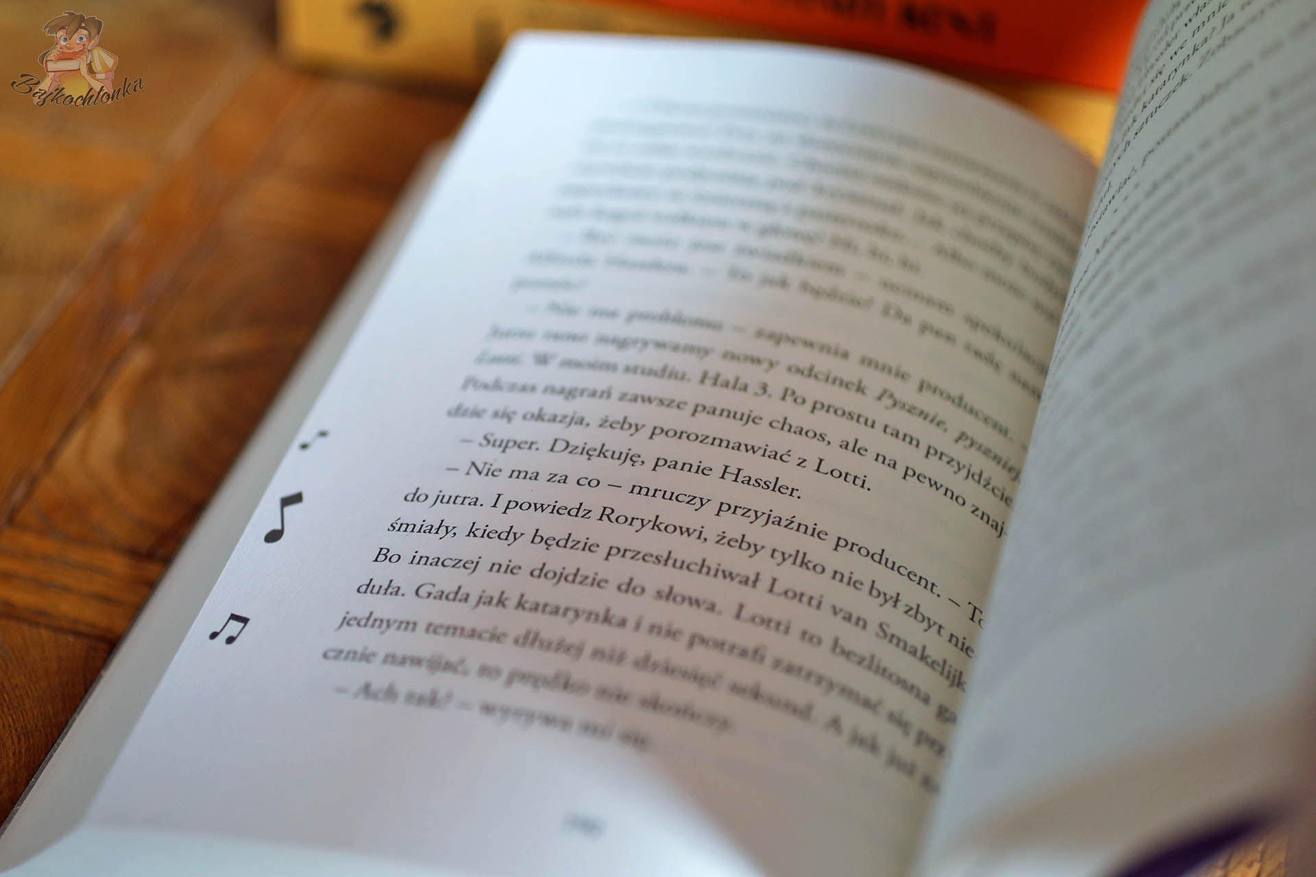 Fragment książki Roryk. Nieśmiały detektyw. Porwanie córki Króla Sosów – otwarta strona z dialogiem i motywem musicalu, kryminał dla dzieci 9+