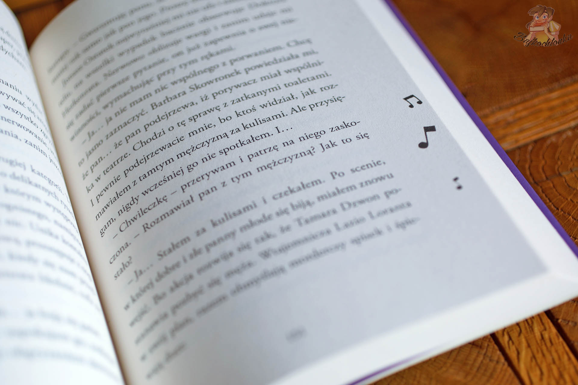 Strona z książki Roryk. Nieśmiały detektyw. Porwanie córki Króla Sosów z ilustracją nutek – finałowy tom serii kryminalnej dla dzieci