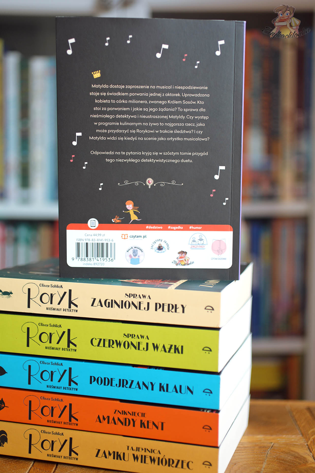 Opis fabuły na tylnej okładce książki Roryk. Nieśmiały detektyw. Porwanie córki Króla Sosów – kryminał dla dzieci 9+