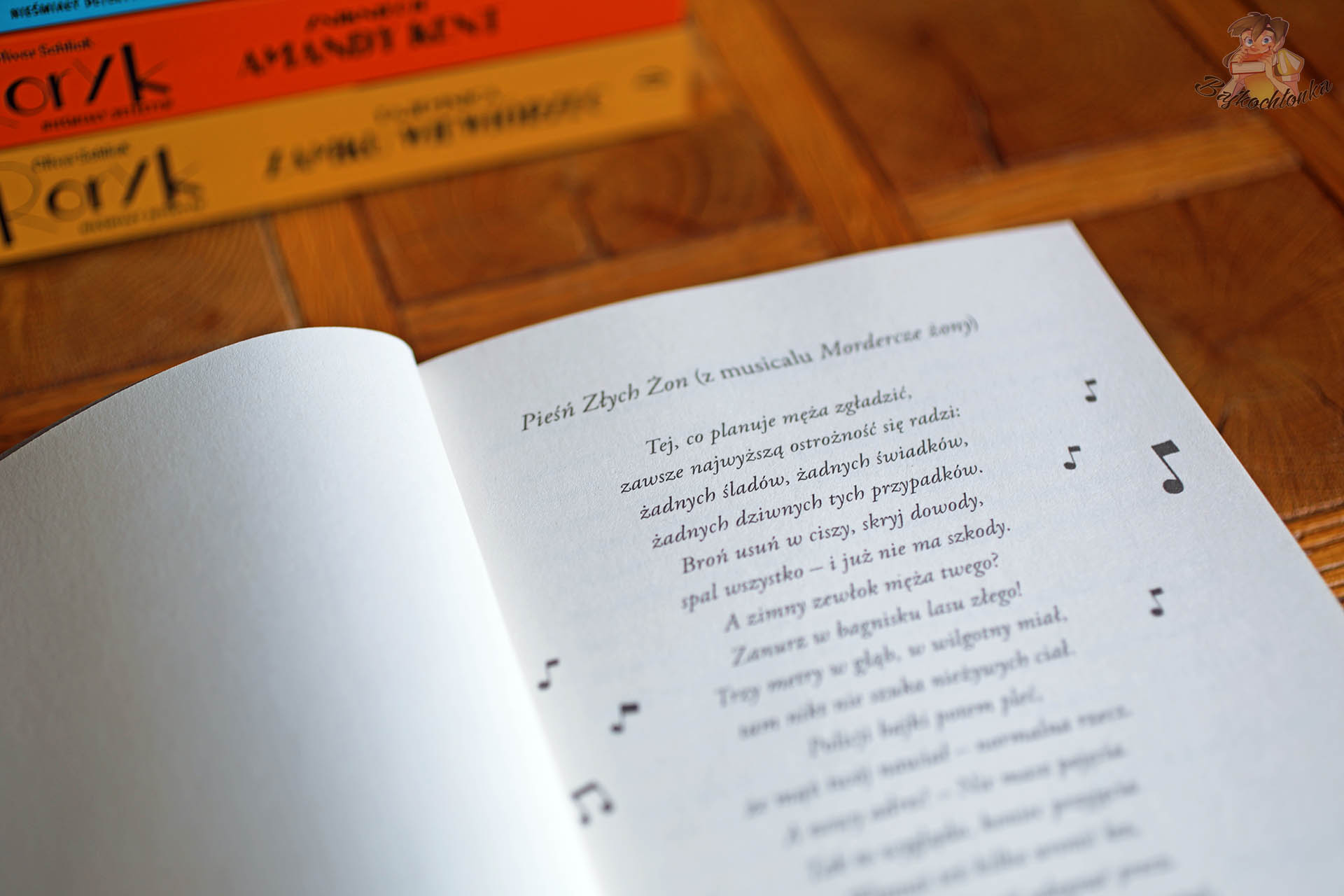 Fragment musicalowej pieśni z książki Roryk. Nieśmiały detektyw. Porwanie córki Króla Sosów – finałowy tom serii