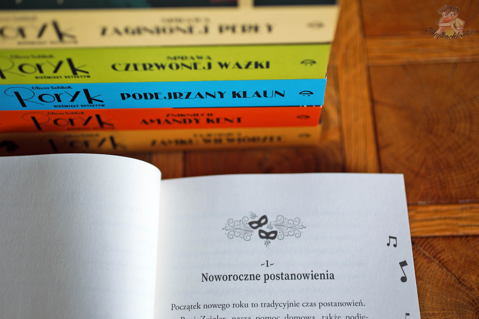 Początek rozdziału w książce Roryk. Nieśmiały detektyw. Porwanie córki Króla Sosów – kryminał dla dzieci z motywem musicalu