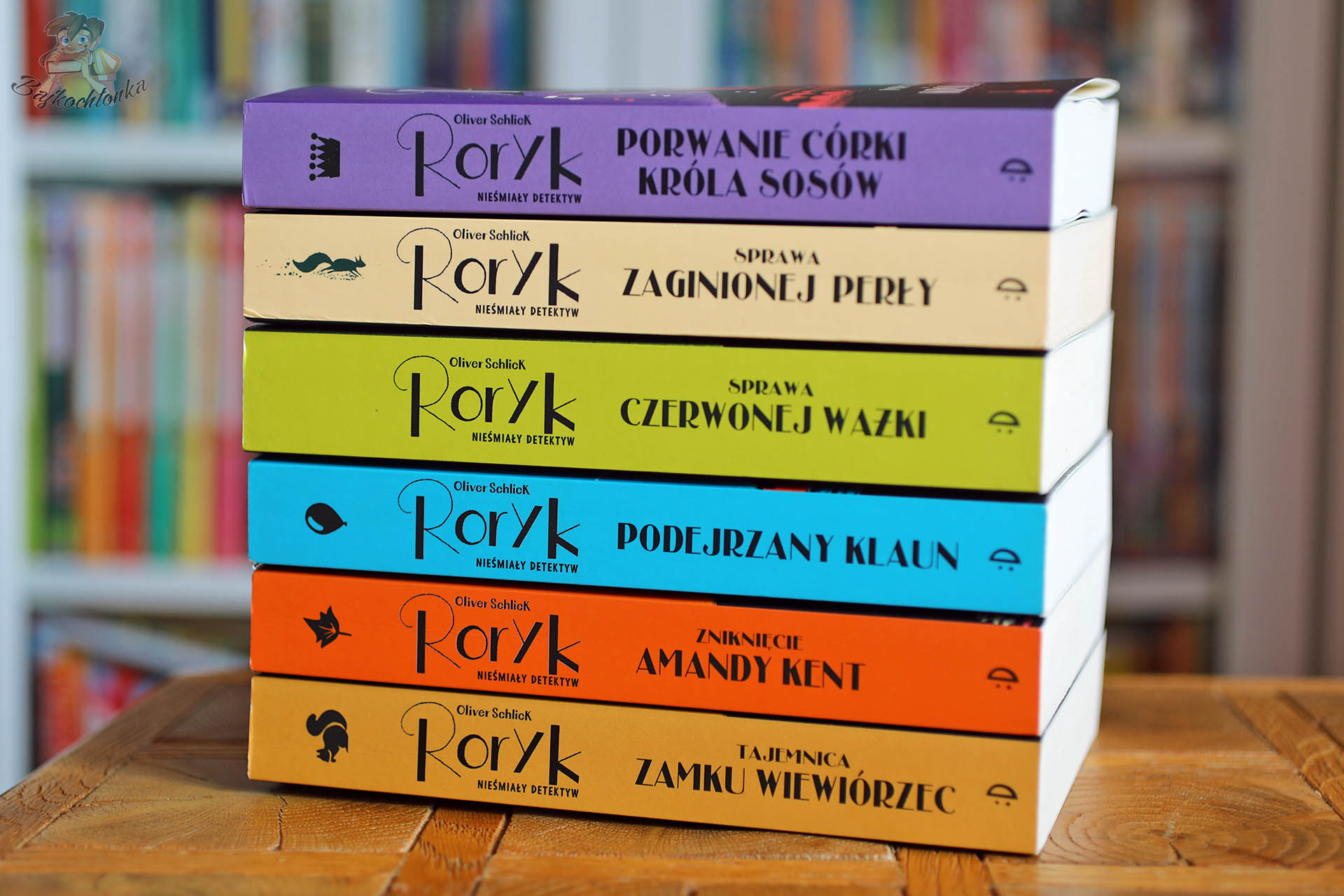 Grzbiety książek z serii Roryk. Nieśmiały detektyw – wszystkie tomy kryminału dla dzieci autorstwa Olivera Schlicka