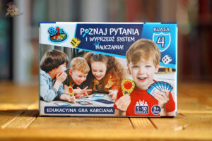 Okładka edukacyjnej gry karcianej SpinEdu dla dzieci z klasy czwartej