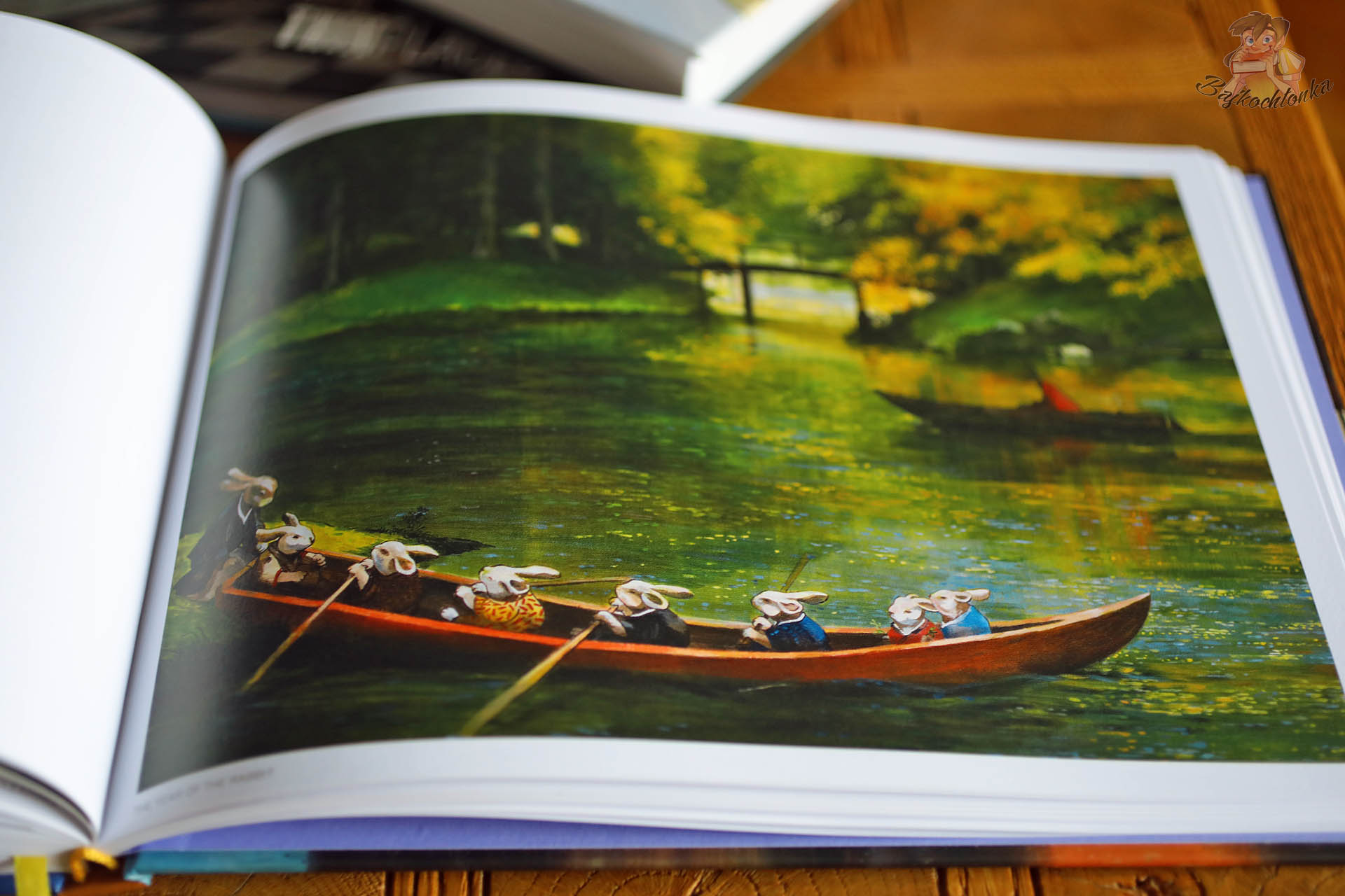 Ilustracja z albumu Thin Places 3 Joanny Karpowicz – postacie płynące łodzią po zielonej rzece