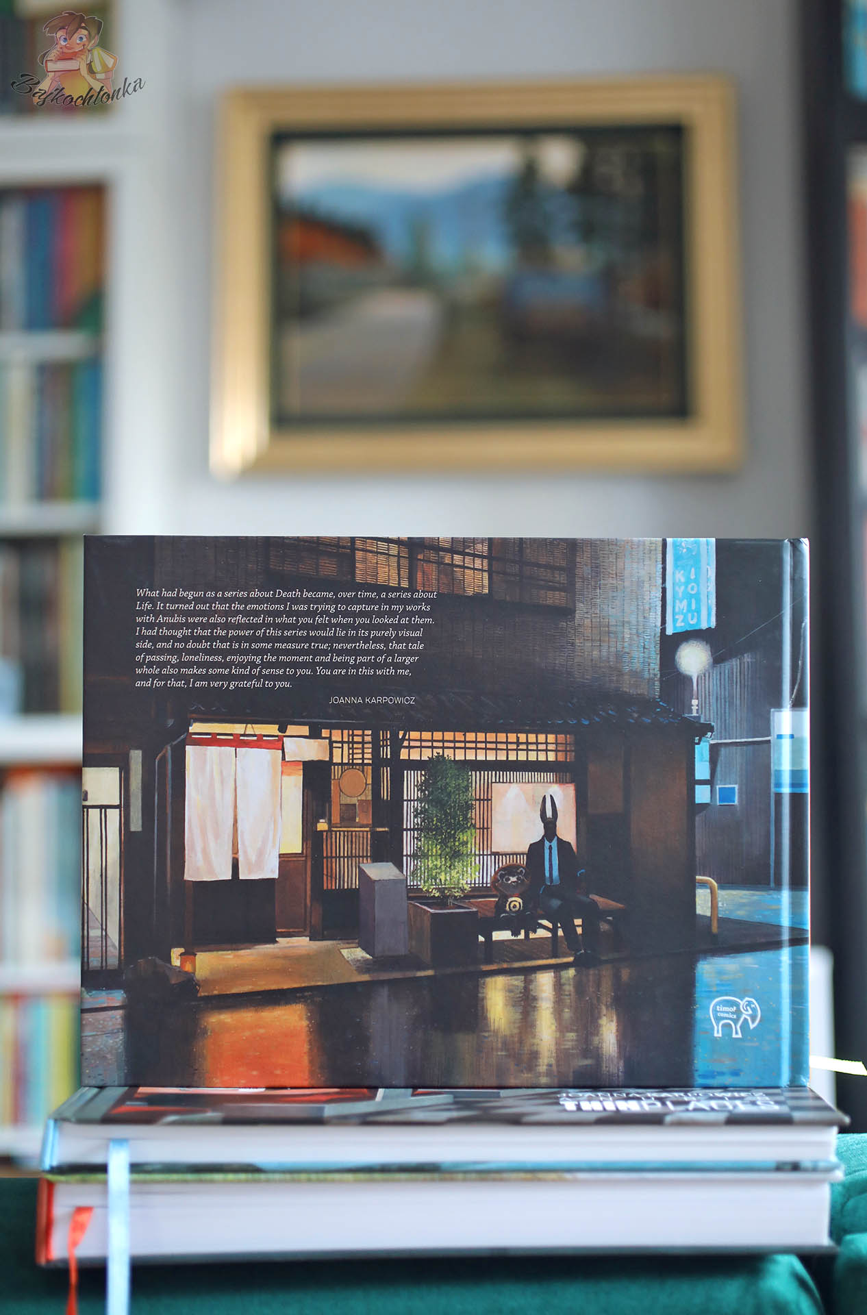 Tył okładki albumu Anubis Thin Places 3 Joanny Karpowicz z cytatem artystki