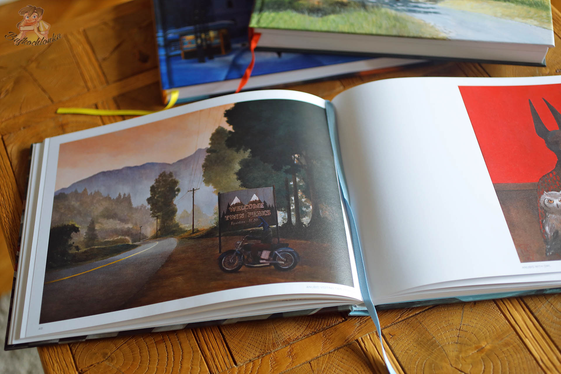 Obraz Joanny Karpowicz z serii Anubis w Twin Peaks – znak Welcome Twin Peaks i motocykl