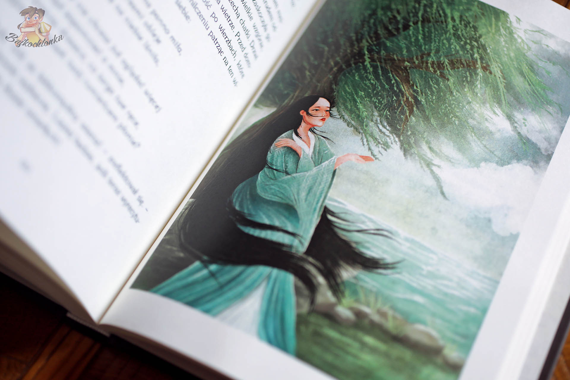 Baśnie japońskie Kirin – ilustracja kobiety w zielonym kimonie nad rzeką, motyw duchów natury