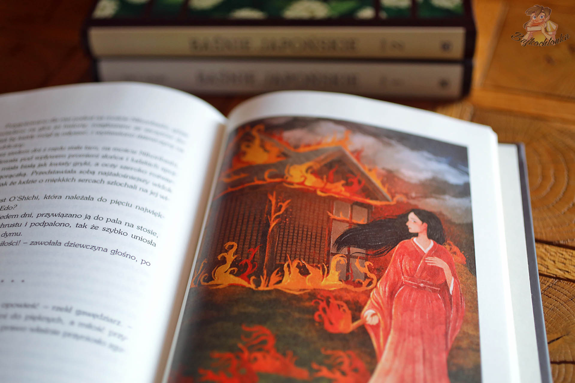Baśnie japońskie Wydawnictwo Kirin – ilustracja kobiety w czerwonym kimonie na tle płonącego domu, Zuzanna Smolińska