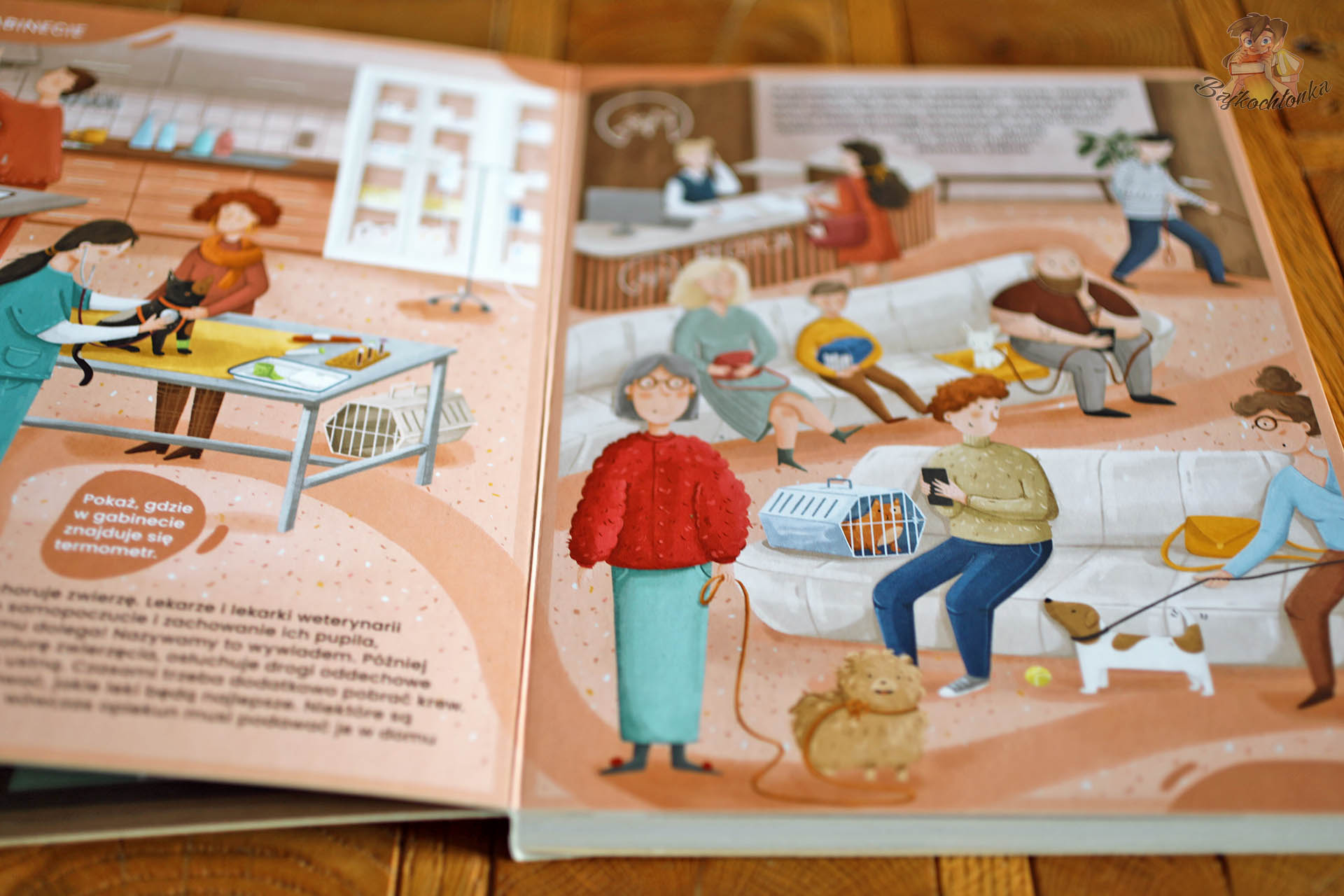 Ilustracja z książki dla dzieci „Ciekawe co robią weterynarze i weterynarki” – poczekalnia w lecznicy dla zwierząt, opiekunowie z psami i kotami czekają na wizytę.