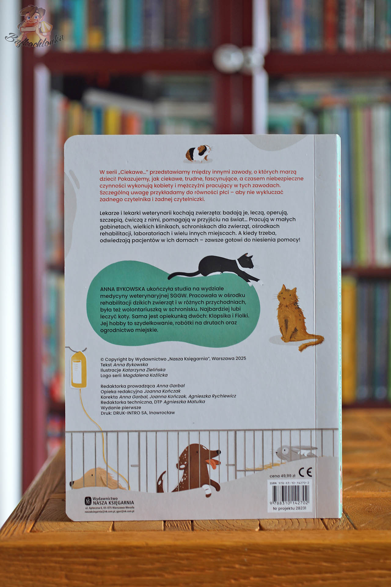 Tył okładki książki „Ciekawe co robią weterynarze i weterynarki” autorstwa Anny Bykowskiej, wydawnictwo Nasza Księgarnia, opis serii Ciekawe.