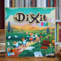 Dixit Kids – front pudełka z króliczymi bohaterami i motywem zaproszeń